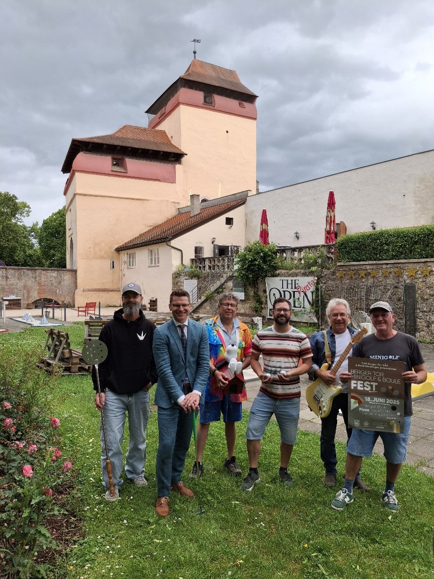 Freuen sich auf die Lange Nacht des Minigolfs: (v.l.n.r.). Jürgen „Bohne“ Bohner (GAS Food &amp; Beverage), Oberbürgermeister David Wittner, Wolfi Balzer, Christian „Schnippi“ Friedrich (Boule-Spielergemeinschaft), Roland „Lande“ Hiller und Anlagenbetreiber Ralf „Ralla“ Kluge.