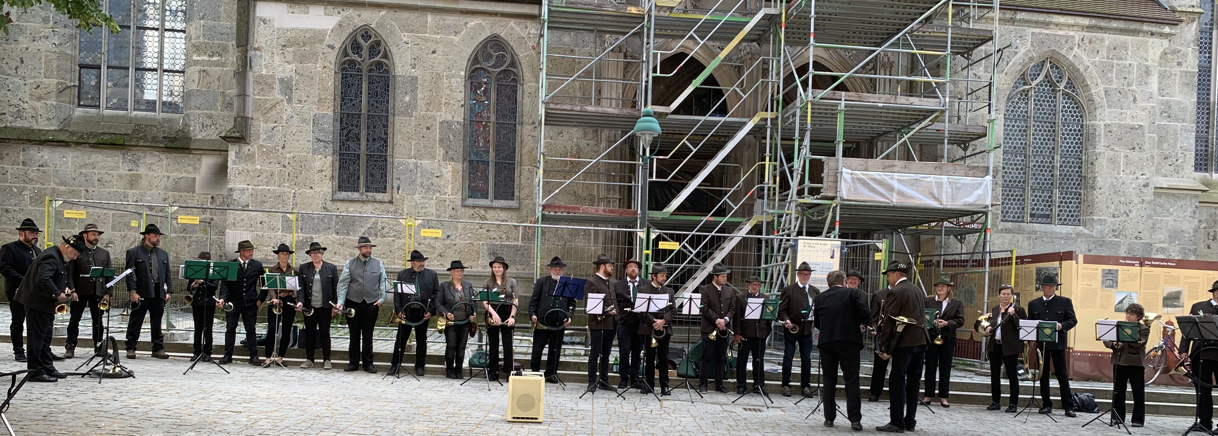 Die Jagdhornbläser Nördlingen musizieren gemeinsam mit den Jagdhornbläsern Ellwangen am Samstag, 14. Juni 2025, im Rahmen der Veranstaltungsreihe „Musik am Marktplatz“ in Nördlingen.