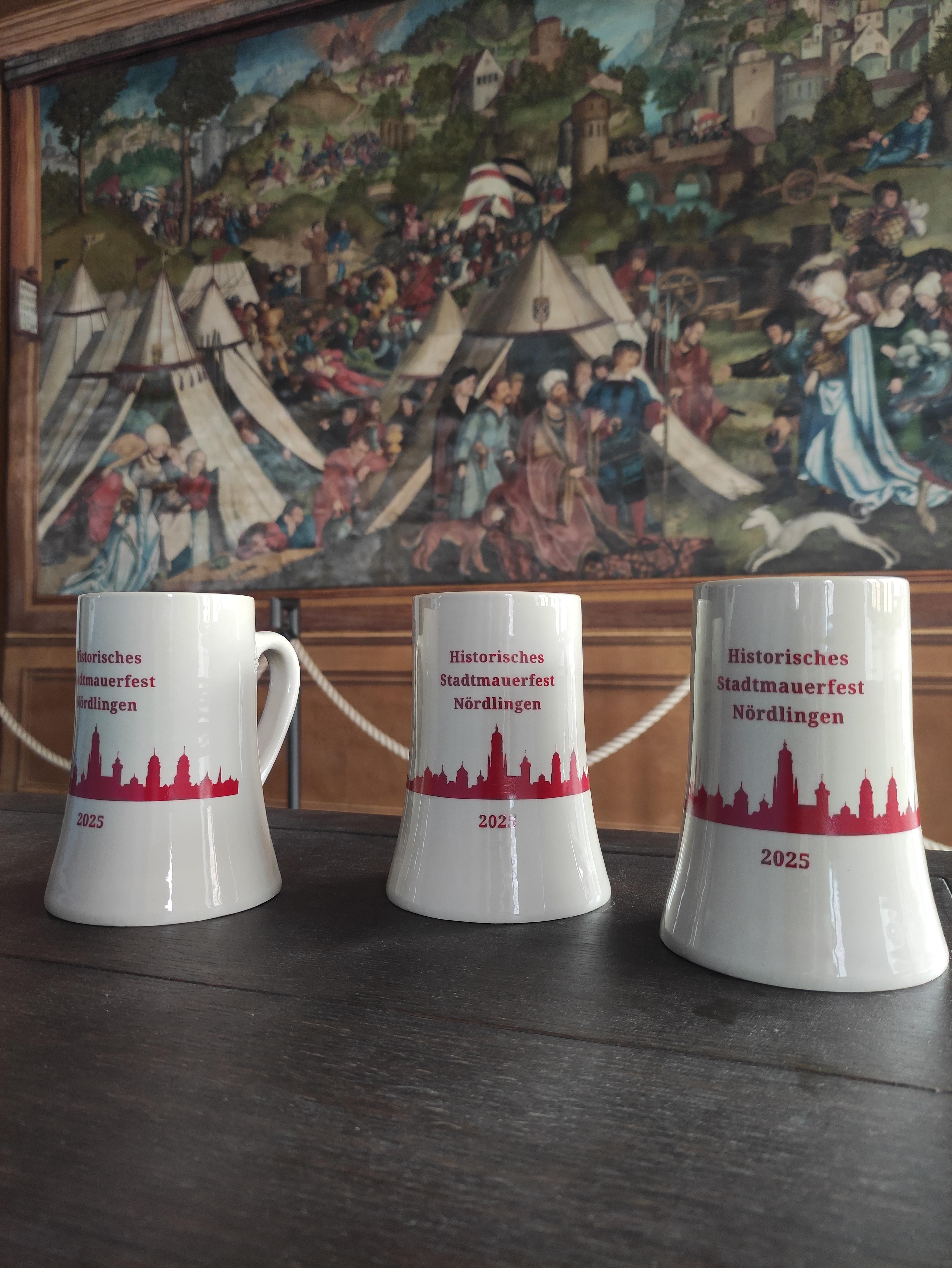 Festkrüge zum 15. Historischen Stadtmauerfest können in der Nördlinger Tourist-Information erworben werden.