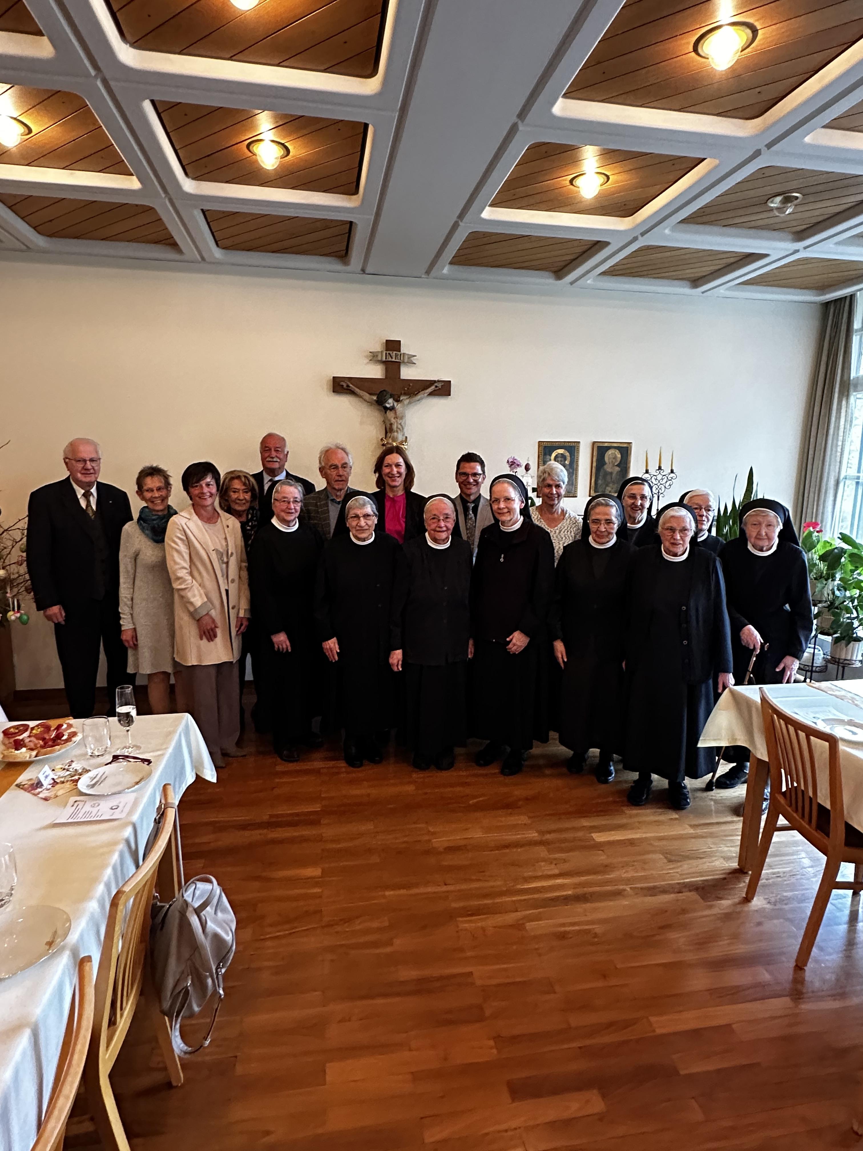 Gruppenbild im Kloster Maria Stern anlässlich der Verleihung des Ehrenbriefs der Stadt Nördlingen an Schwester Josefine Grob im April 2024.