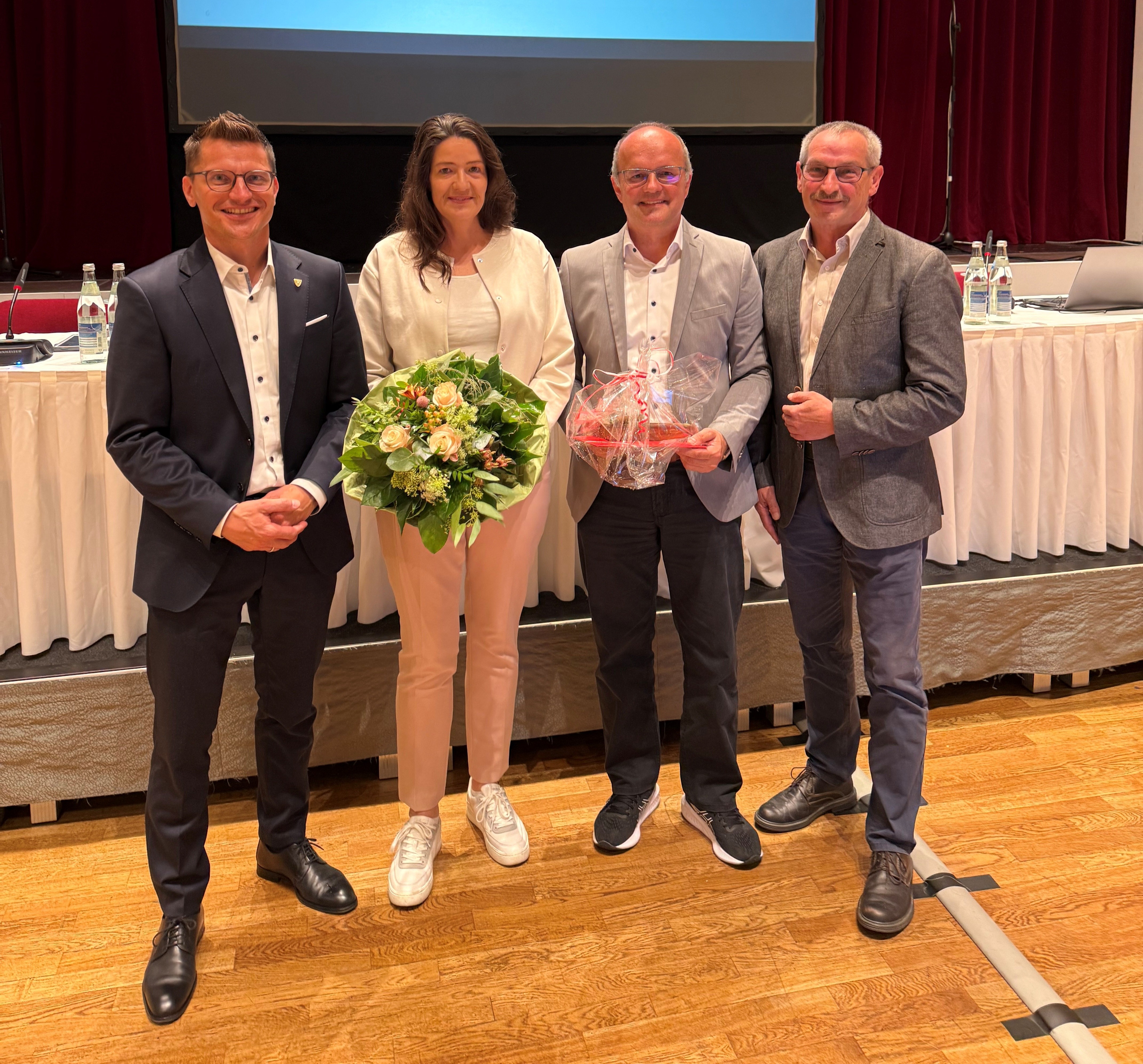 Von links: Oberbürgermeister David Wittner, Martina Schwarzer (Werkleiterin Stadtwerke), Stadtkämmerer Bernhard Kugler und Martin Bickelein (Technischer Werkleiter Stadtwerke).
