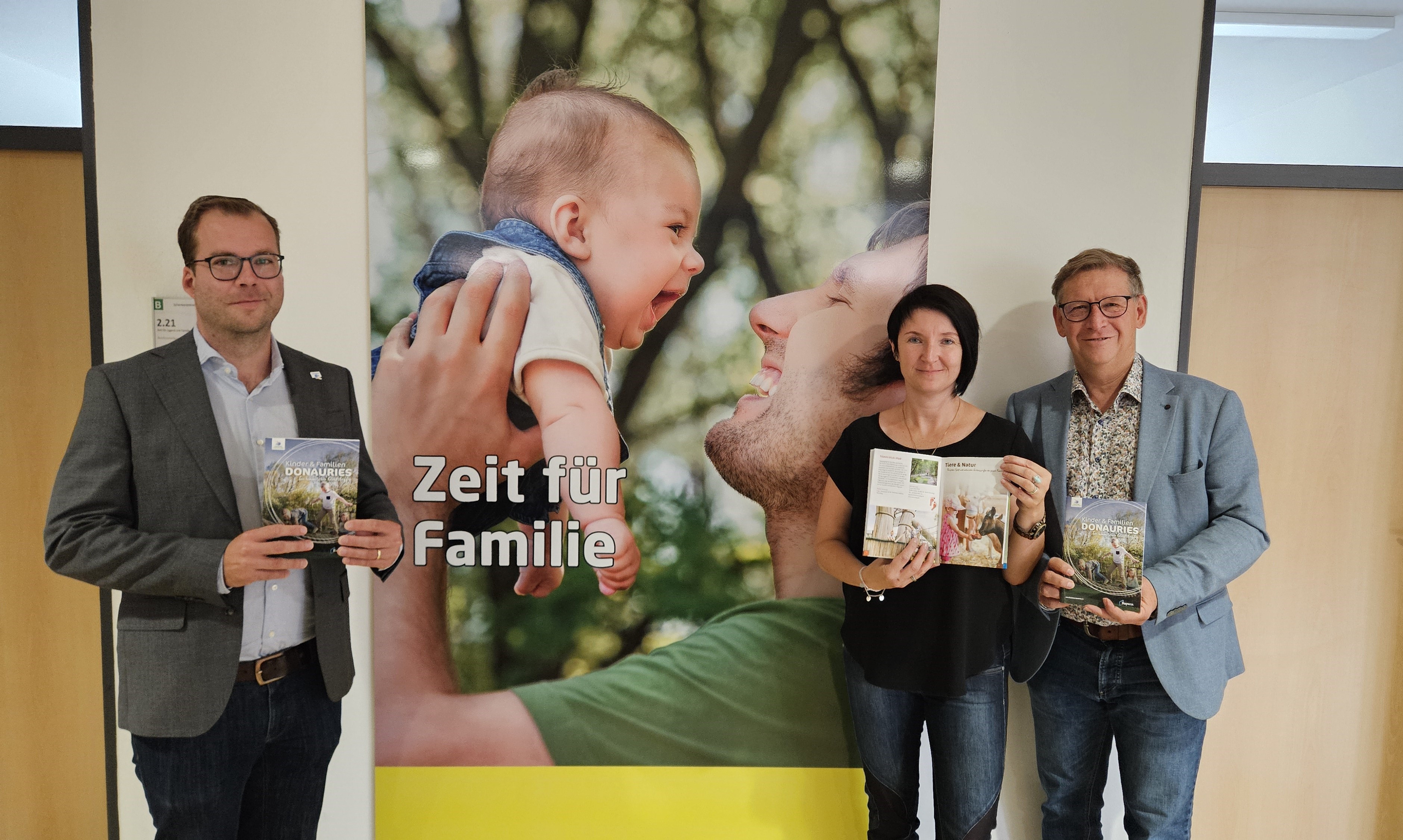 Klemens Heininger, Geschäftsführer des Ferienlands Donauries e. V., Projektmanagerin Melina Kristen und Landrat Stefan Rößle präsentieren die neue Familenbroschüre des Ferienlandes DONAURIES „Kinder &amp; Familien“