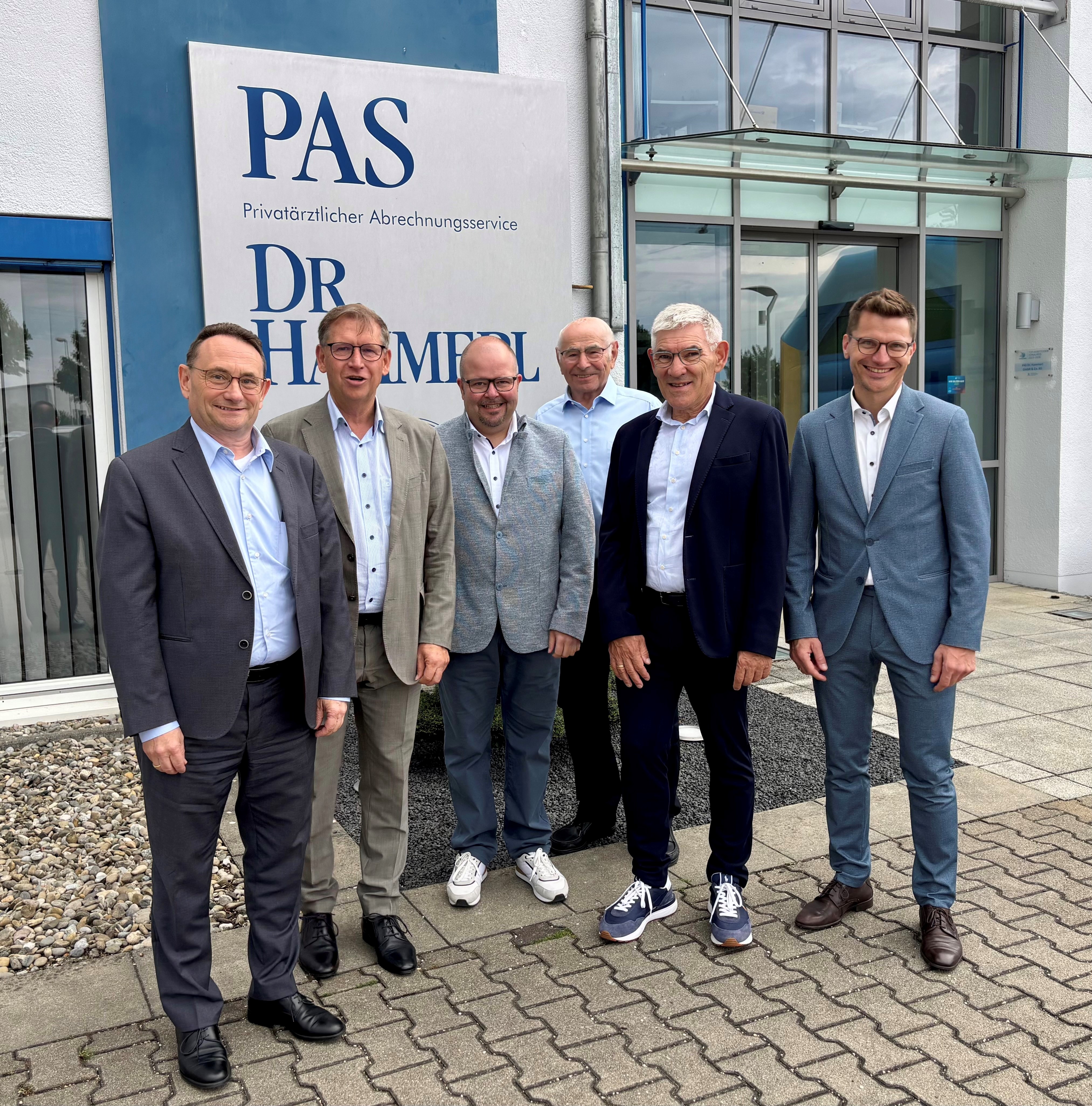Auf dem Foto von links: Ulrich Lange (Parl. Staatssekretär BMDV), Stefan Rößle (Landrat Donau-Ries), Tobias Lang (Geschäftsführer), Willibald Götz (Gesellschafter), Dr. Siegfried Hammerl (Geschäftsführer), David Wittner (OB Nördlingen).