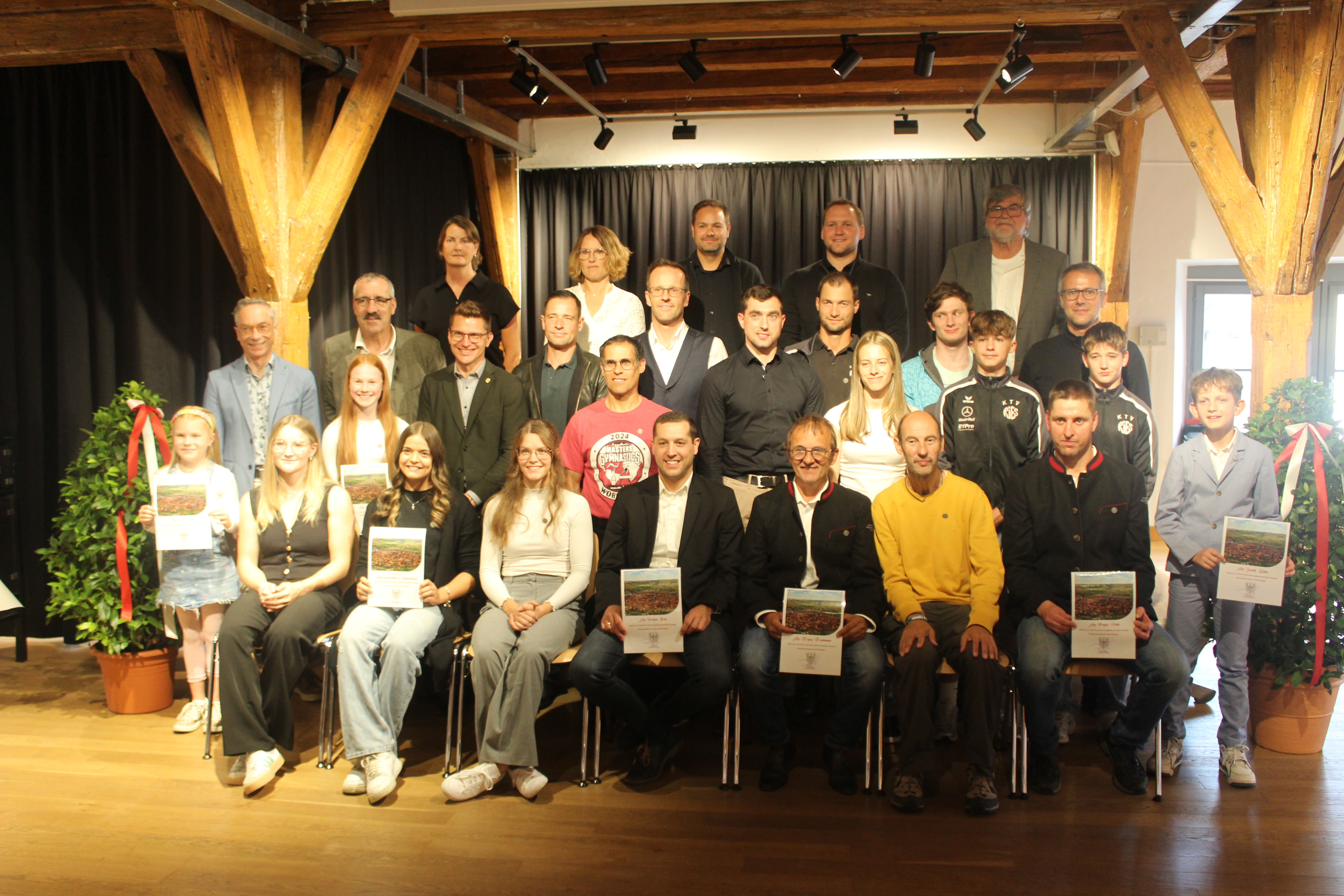 Alle geehrten Sportler der Stadt Nördlingen sowie Oberbürgermeister David Wittner und Ehrengäste.