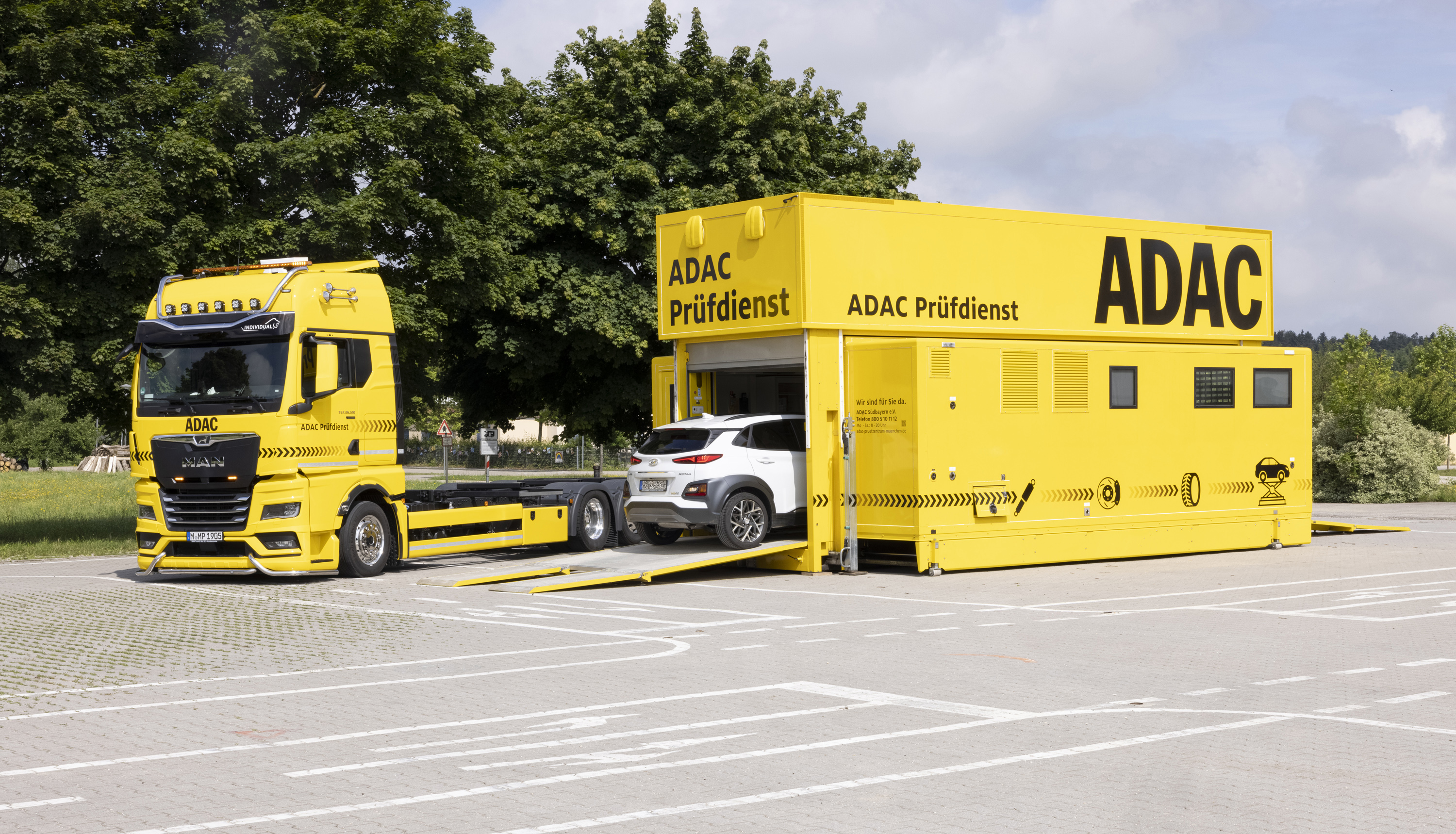 Der Mobile Prüfdienst des ADAC Südbayern tourt durch das gesamte Regionalclubgebiet und ermöglicht allen Autofahrern das frühzeitige Aufdecken von Mängeln an ihrem Fahrzeug – ein wichtiger Beitrag zur Verkehrssicherheit.