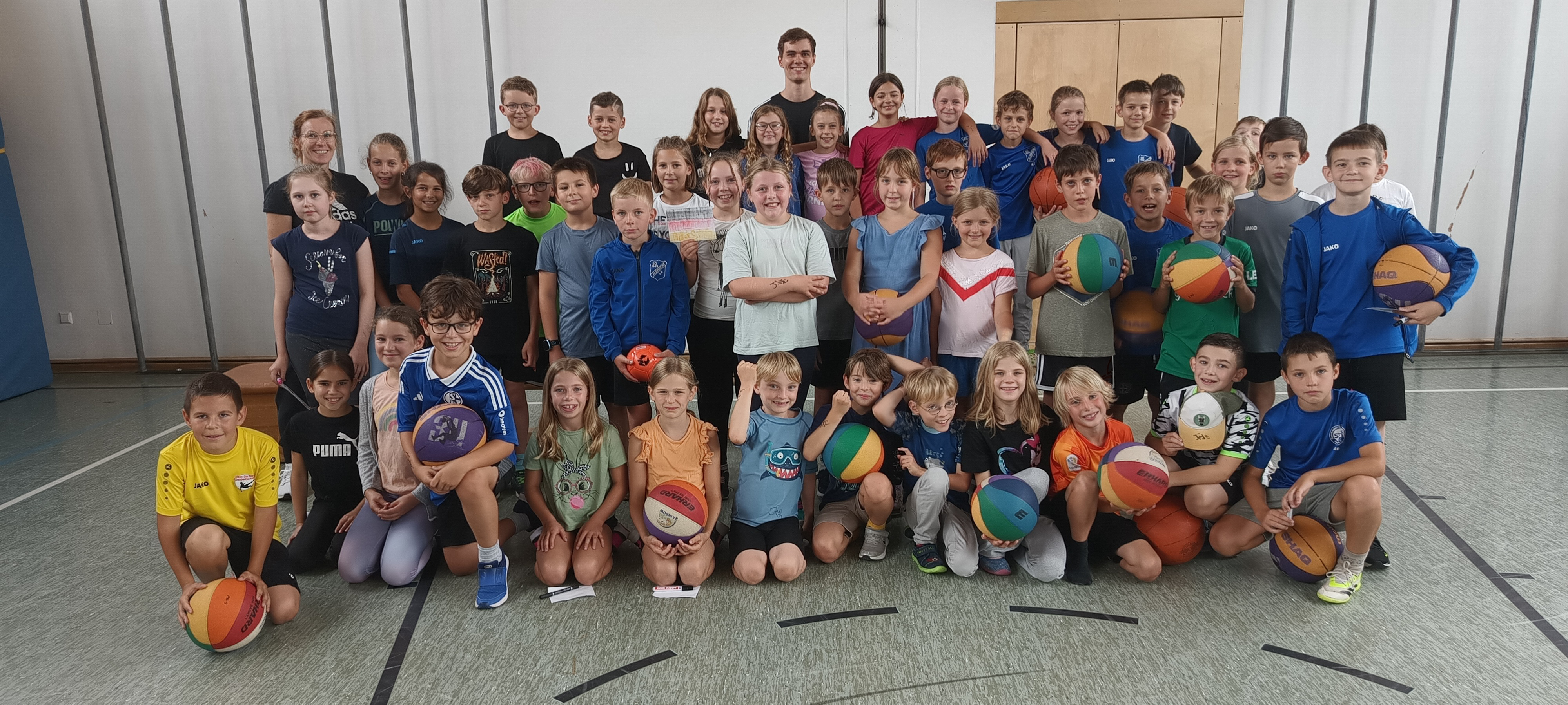 Schülerinnen und Schüler der 3. und 4. Klassen mit Joschka Ferner (hinten mitte).
