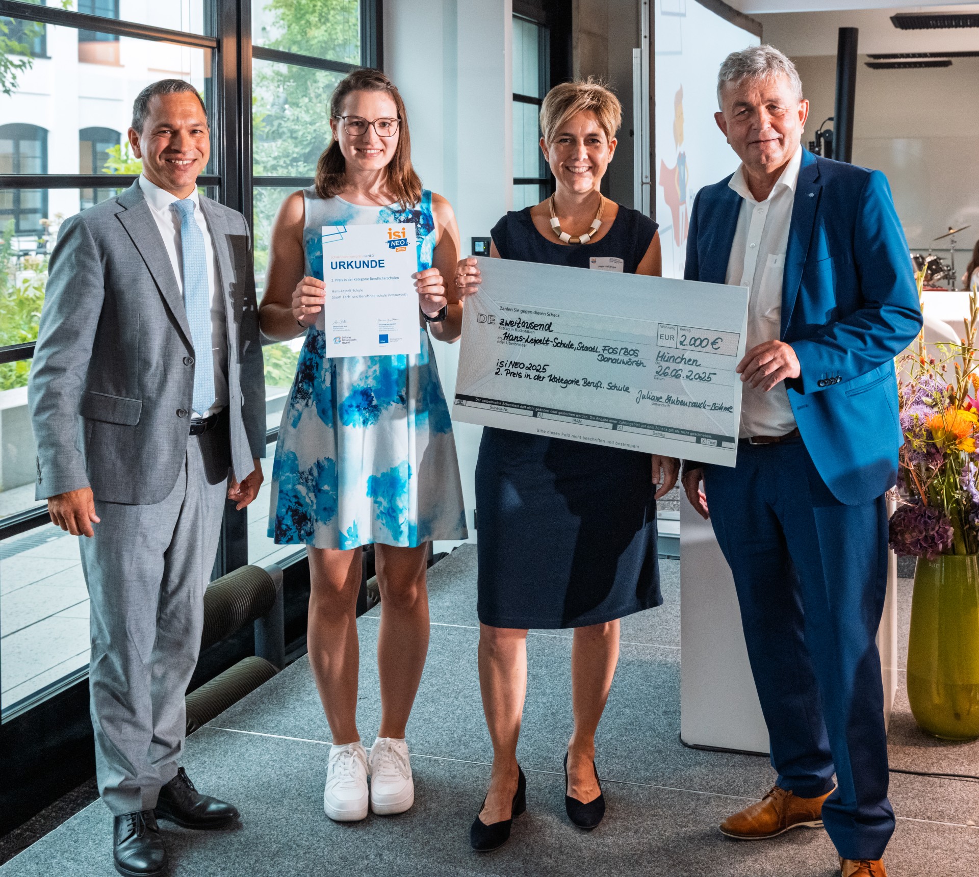 von links: Martin Wunsch (Amtschef des Kultusministeriums), Jacqueline Hager (Schülerin der BOSVision), Anja Heßlinger (Schulleiterin) und Bertram Brossardt (Hauptgeschäftsführer der vbw – Vereinigung der Bayerischen Wirtschaft e.V.) ©SamPlay GmbH / Stiftung Bildungspakt Bayern