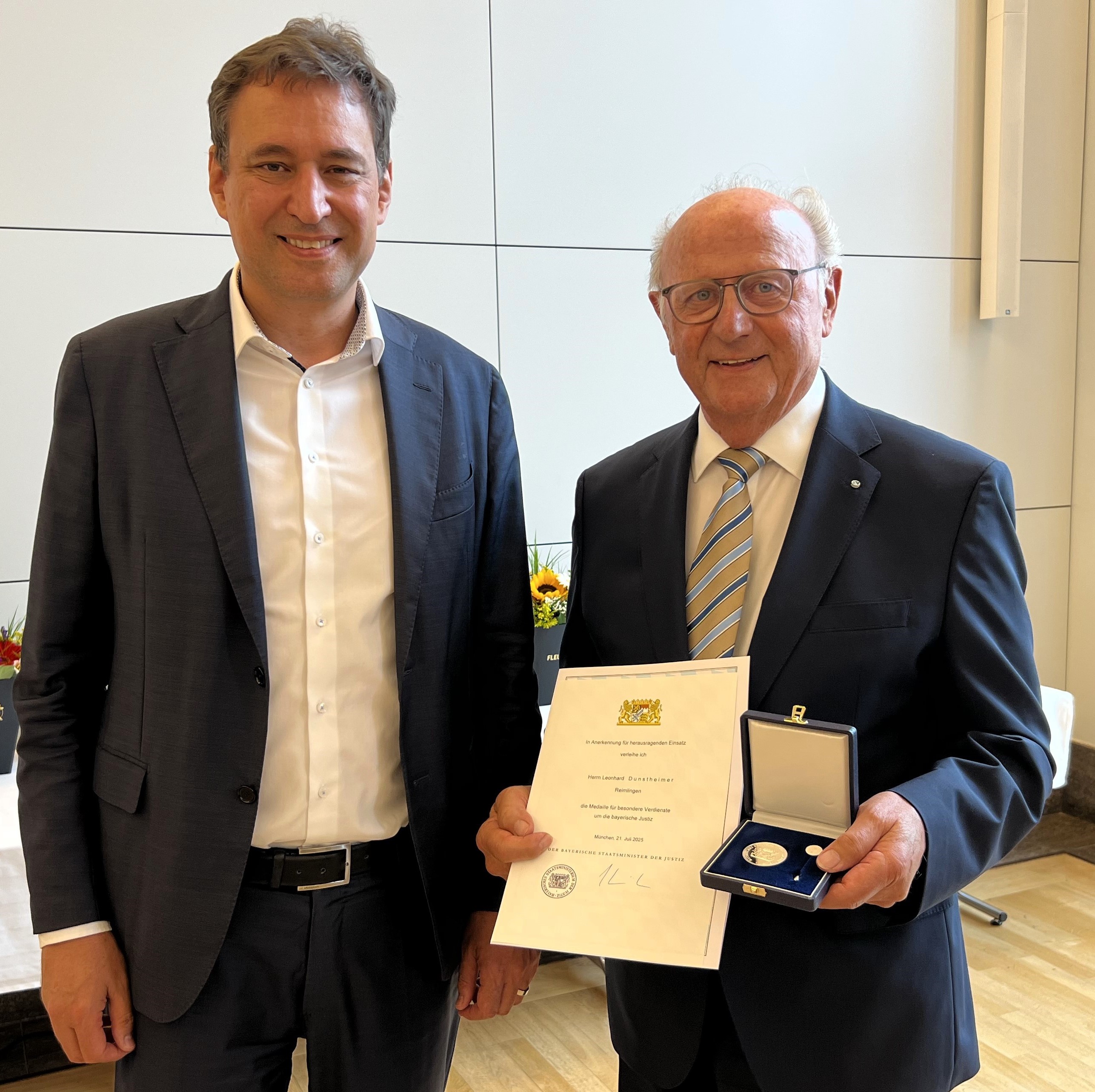 Bayerns Justizminister Georg Eisenreich (links) ehrte Leonhard Dunstheimer mit der Medaille für Verdienste um die bayerische Justiz.