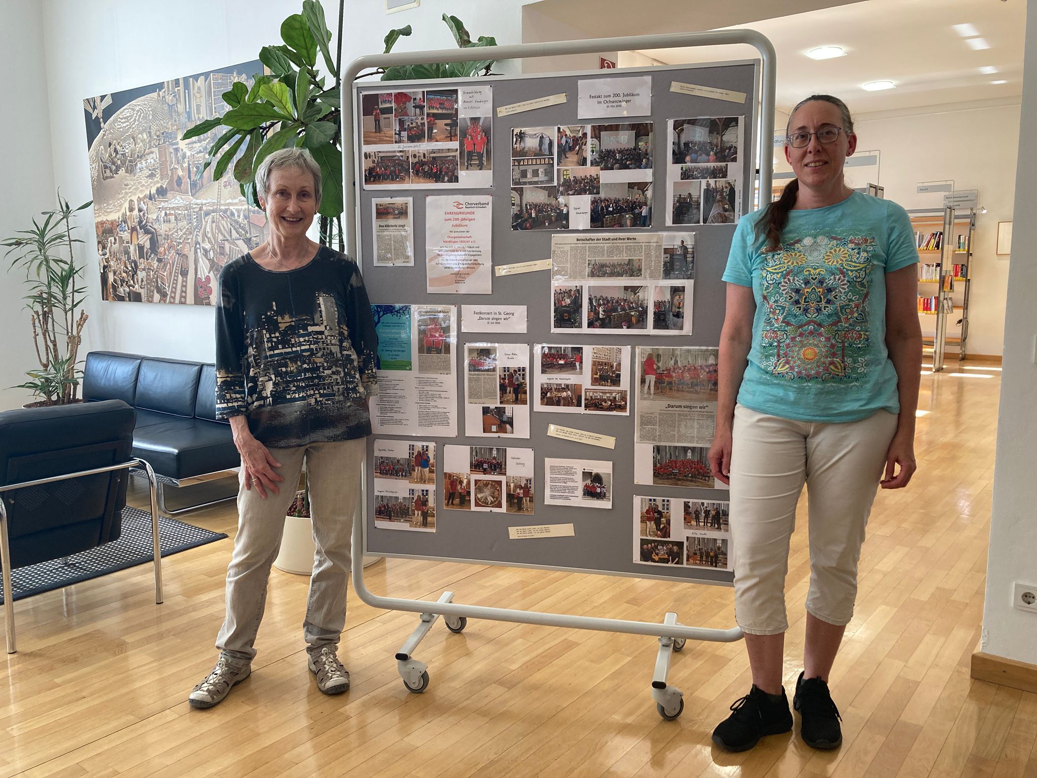 Heike Schmieg (li.) und Ruth Hirsch gestalteten eine Ausstellungstafel u. a. mit Bildern und Texten.