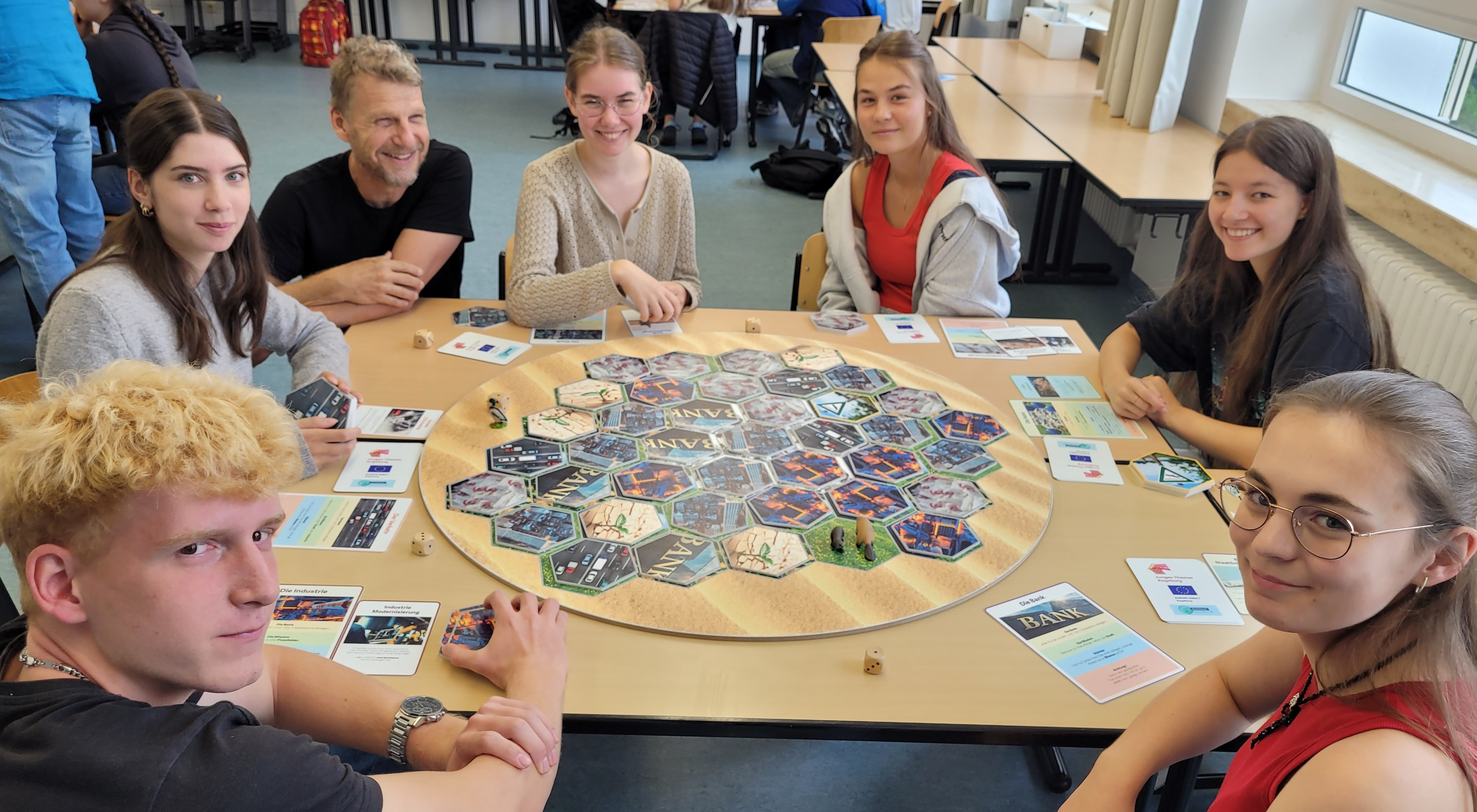 Theaterpädagoge Gernot Reuß (KusKus Augsburg e. V.) beim Planspiel „Mach mit beim European Green Deal“ mit den Schülern des THG Nördlingen.