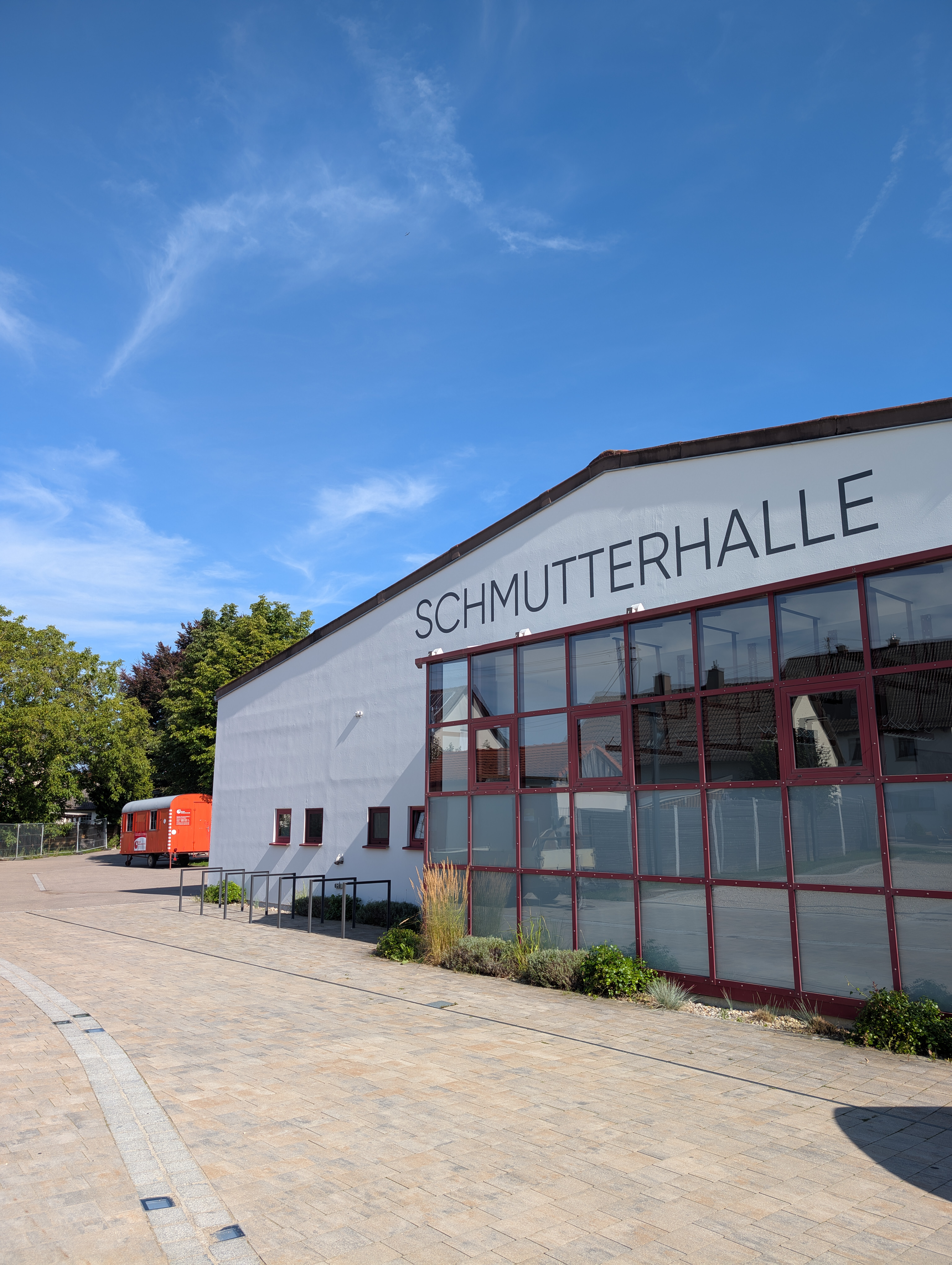 Das Bild zeigt die Schmutterhalle.