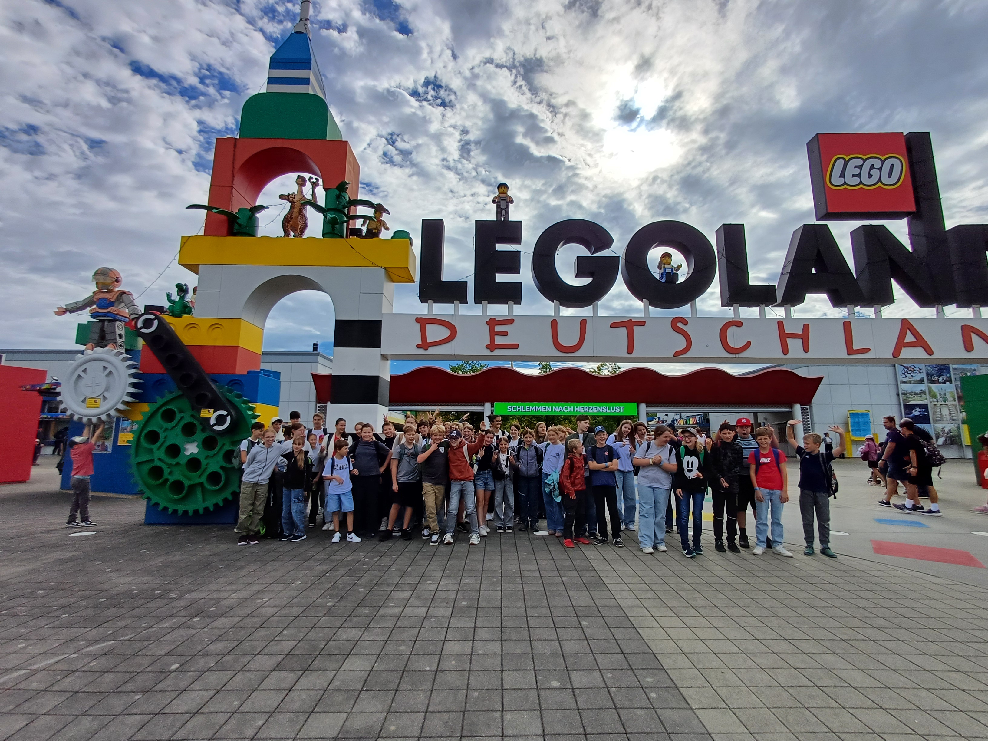 Zwei Ausflüge zur Eröffnung des diesjährigen Sommerferienprogramms führen die Kinder und Jugendlichen ins Legoland nach Günzburg.