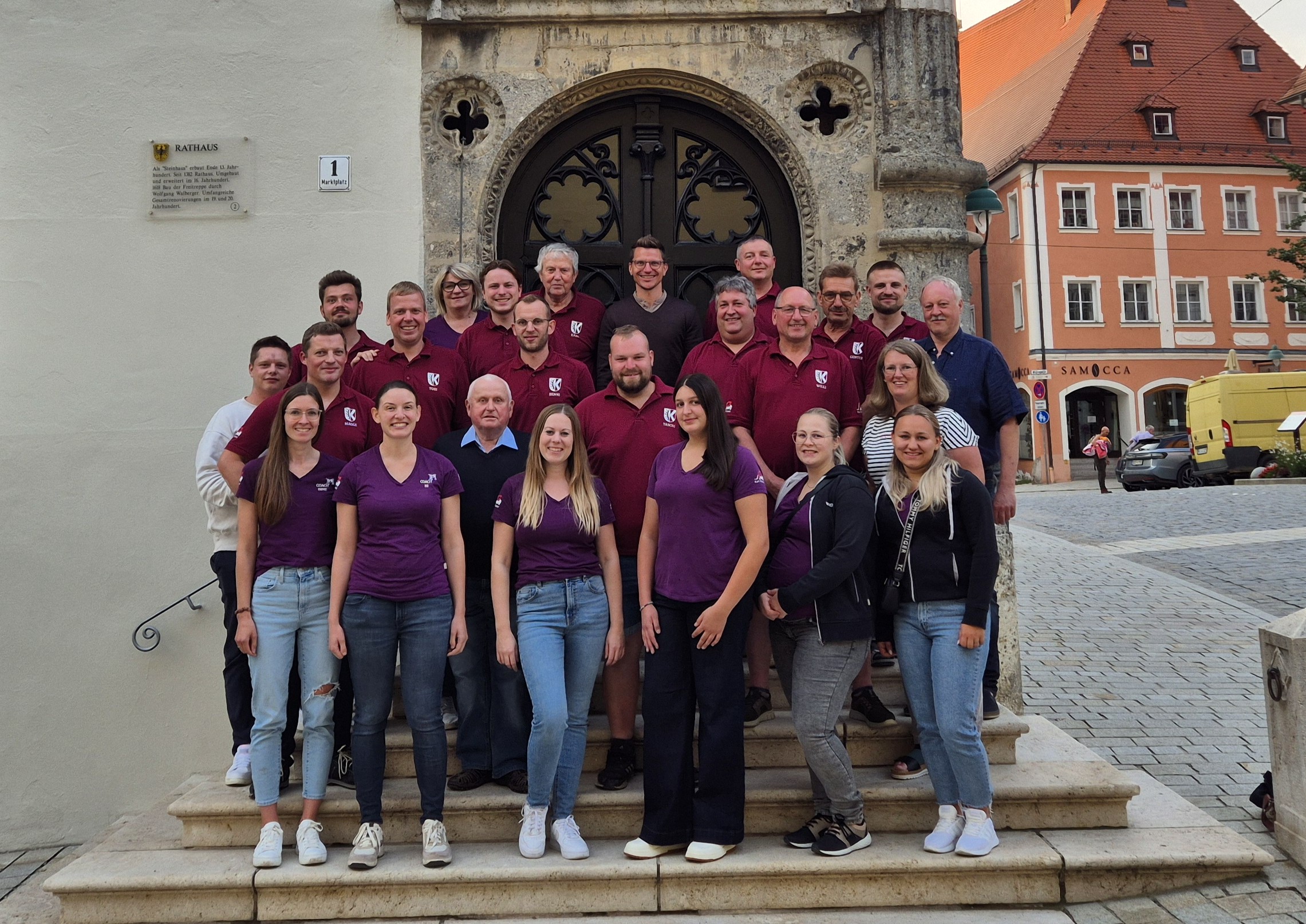 Eine Delegation der Freiwilligen Feuerwehr Schmähingen bei ihrem Besuch bei Oberbürgermeister David Wittner (oberste Reihe Mitte) im Nördlinger Rathaus.
