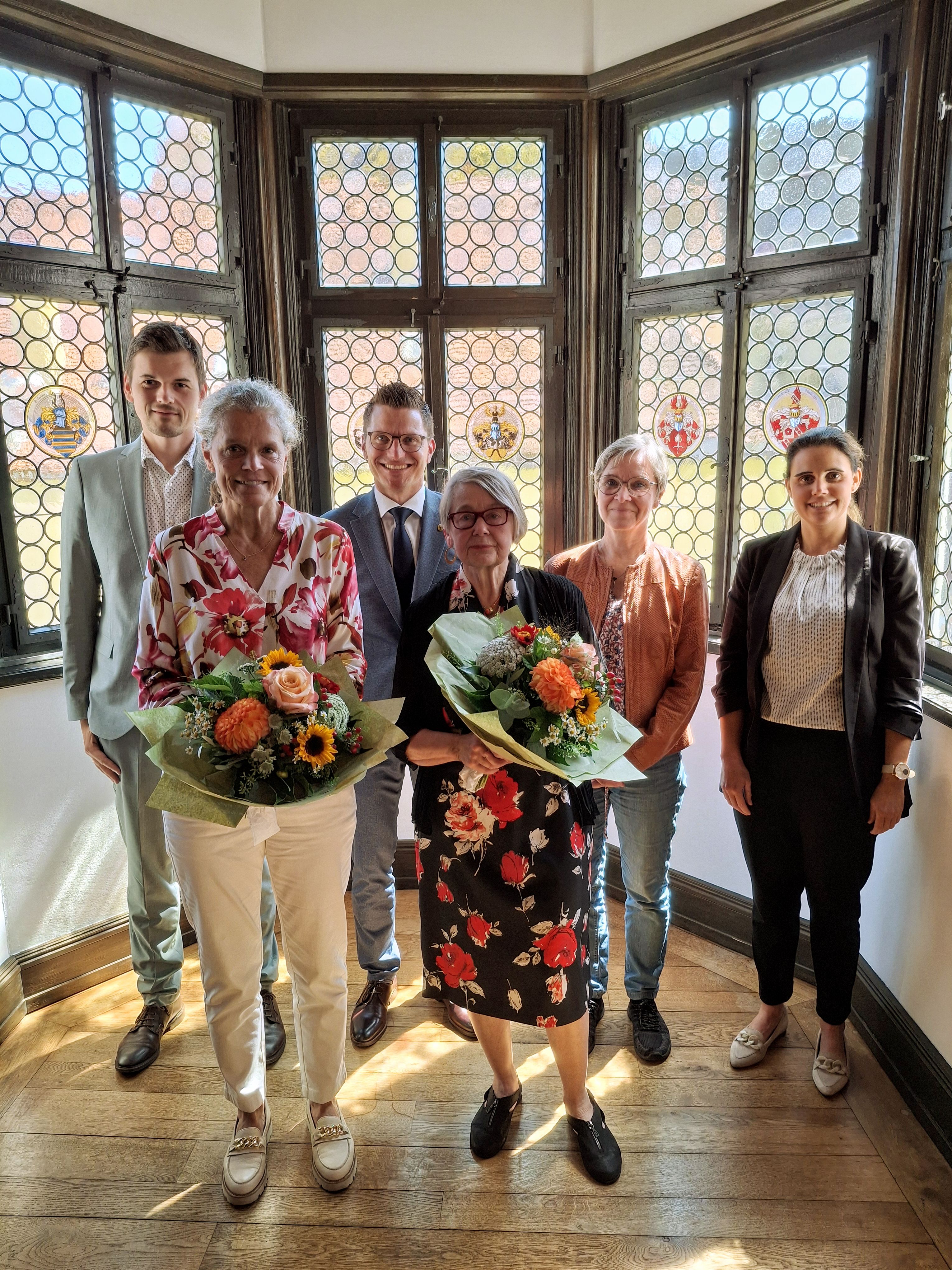 V.l.n.r.: Archivar Dr. Johannes Moosdiele-Hitzler, Susanne Faul, Oberbürgermeister David Wittner, Illa Cauer-Kosaka, Museumsleiterin Andrea Kugler und Personalleiterin Michaela Eisele
