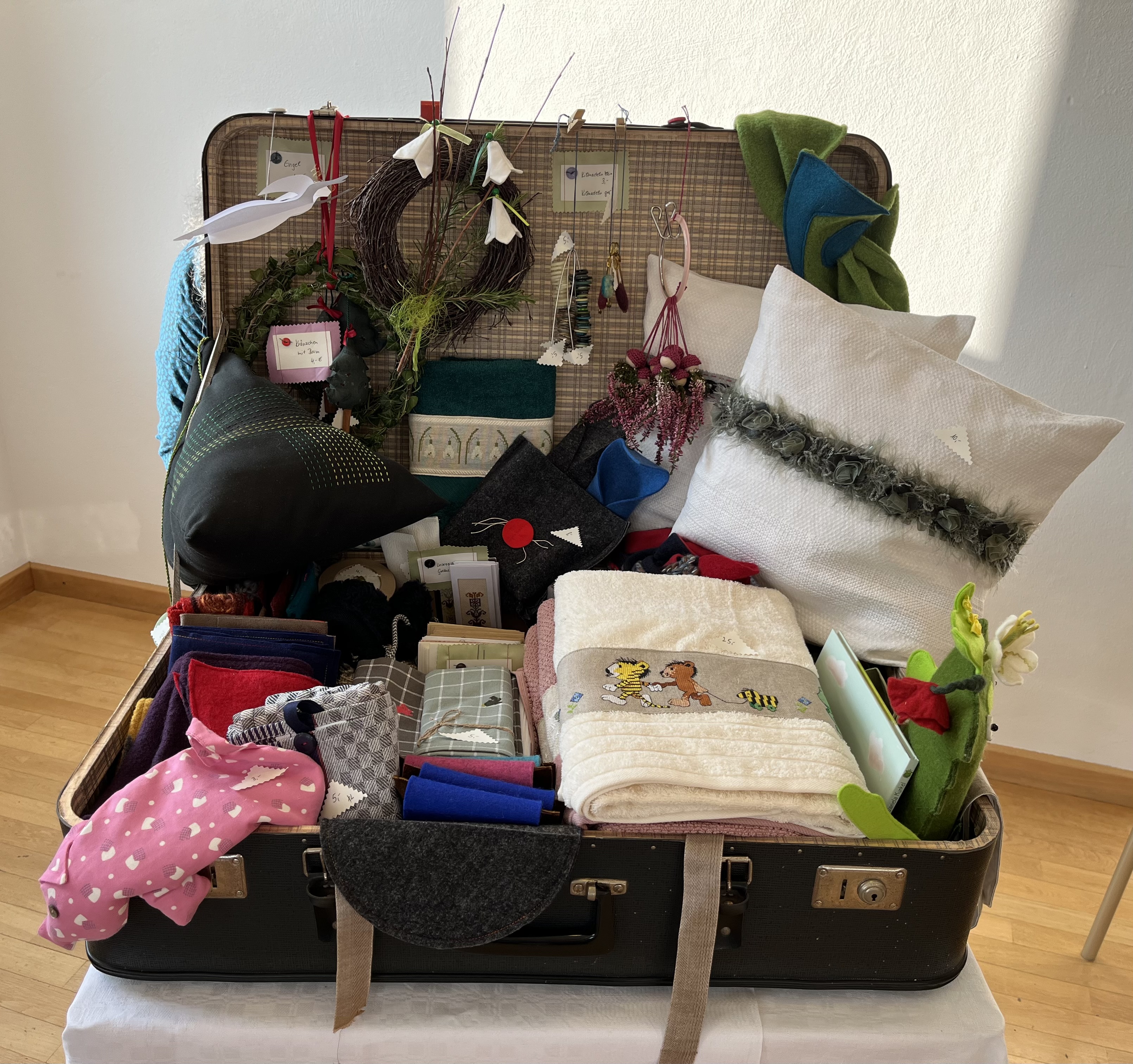 Alles was verkauft werden soll, muss in einen Koffer passen.