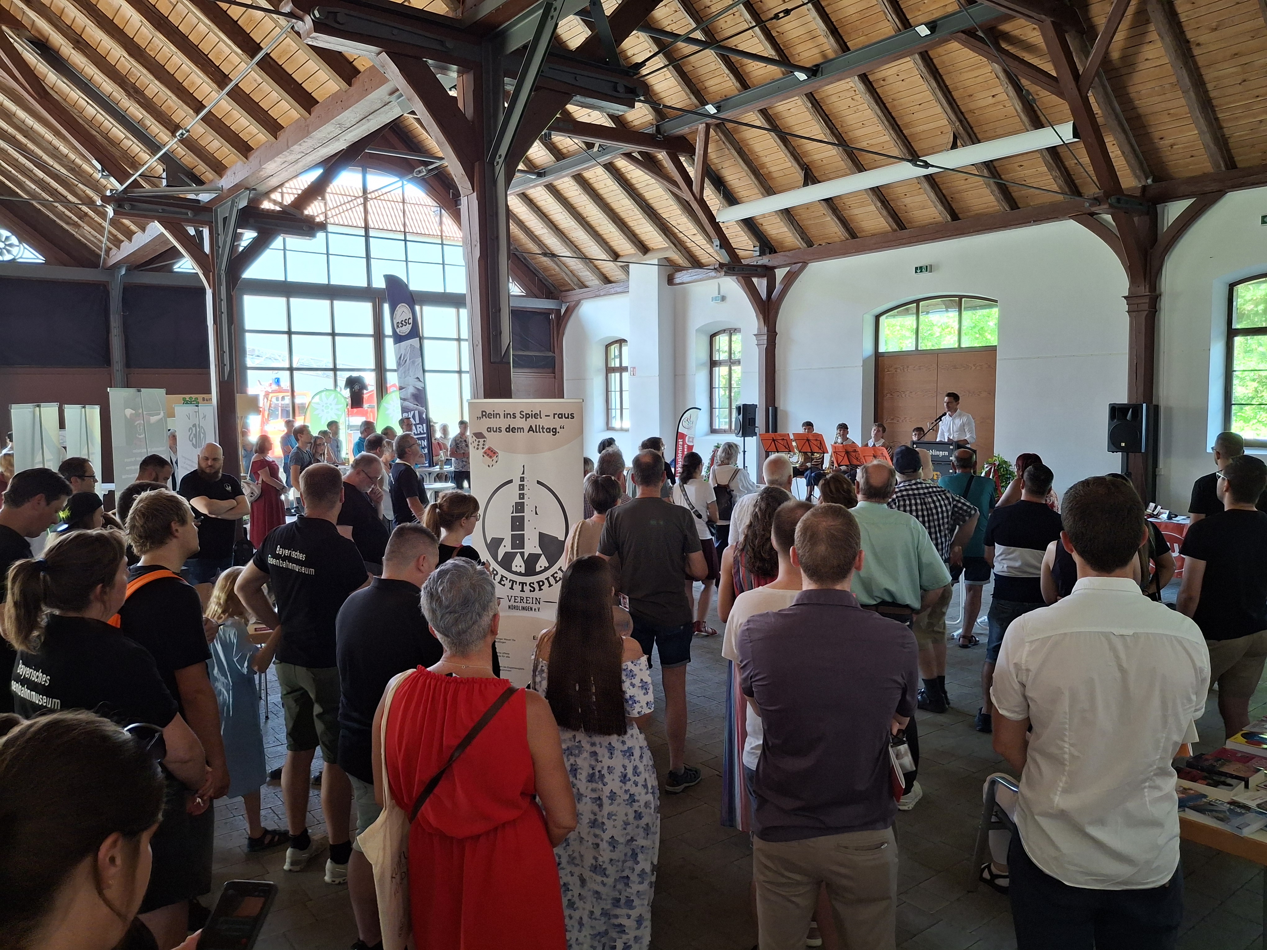 In der Sommerhalle wurden die Neubürgerinnen und Neubürger der Stadt Nördlingen von Oberbürgermeister David Wittner offiziell willkommen geheißen.
