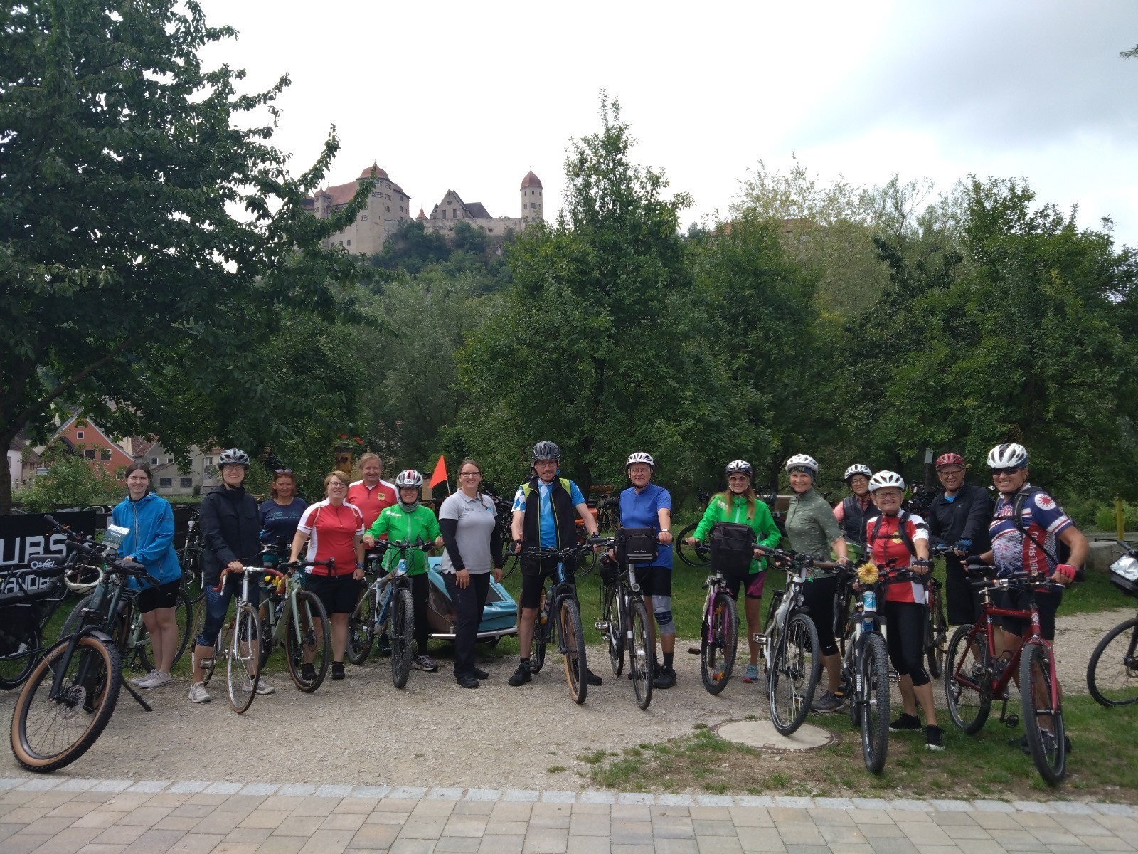 Die Radler mit reiner Muskelkraft am Ziel in Harburg.