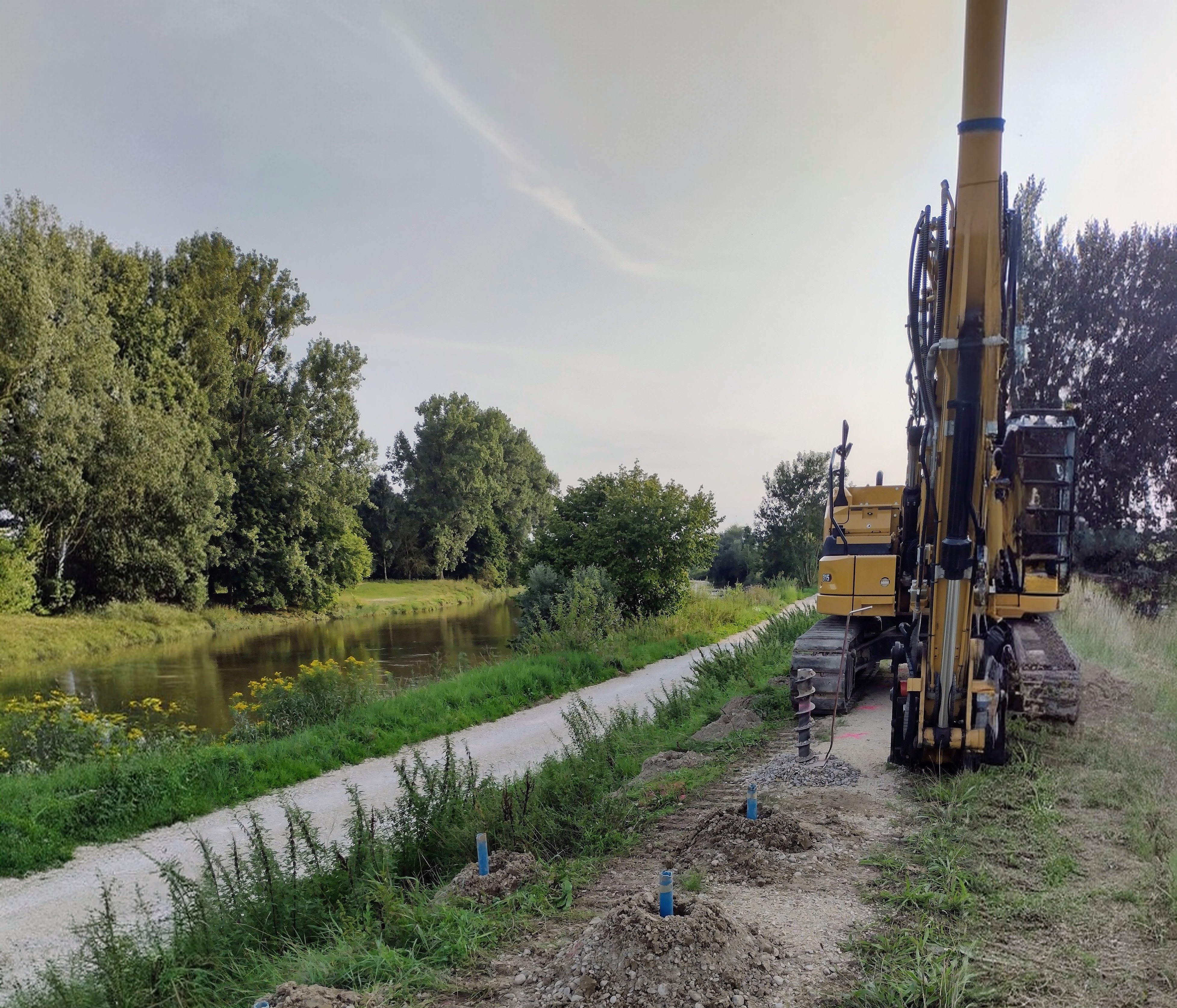 Das Foto zeigt die Kampfmittelerkundung auf dem Deich mit den Bohrlöchern im Vordergrund.