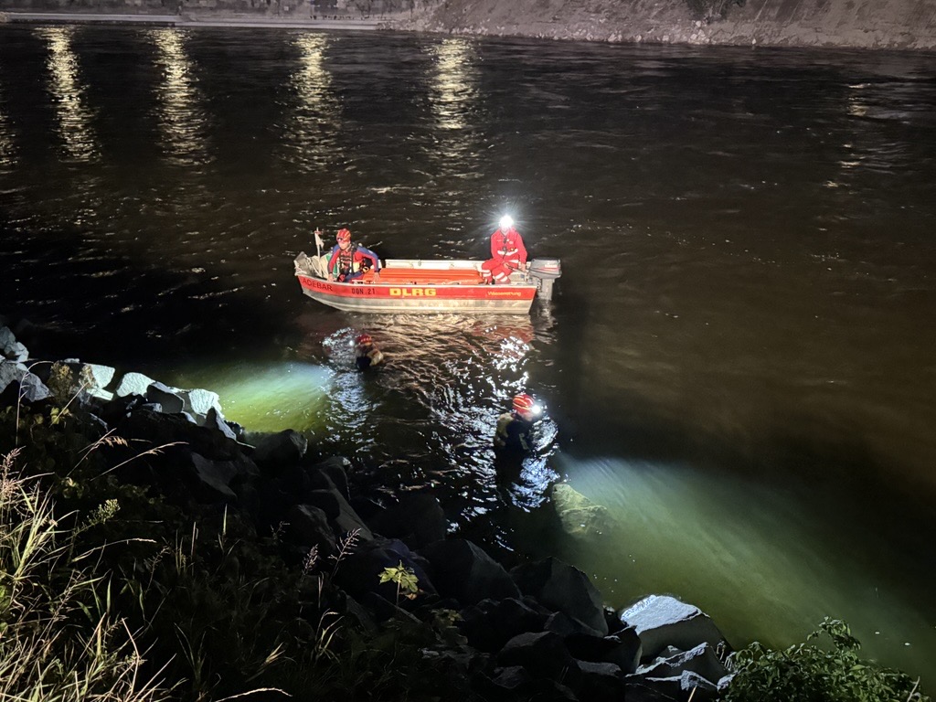 Bereits in der Nacht zum Freitag wurde die Donau von Einsatzkräften abgesucht.