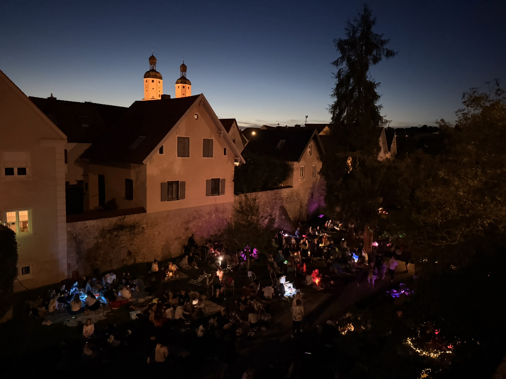 In Wemding darf sich das Picknick im Stadtgraben über ein Zusatzkonzert freuen.
