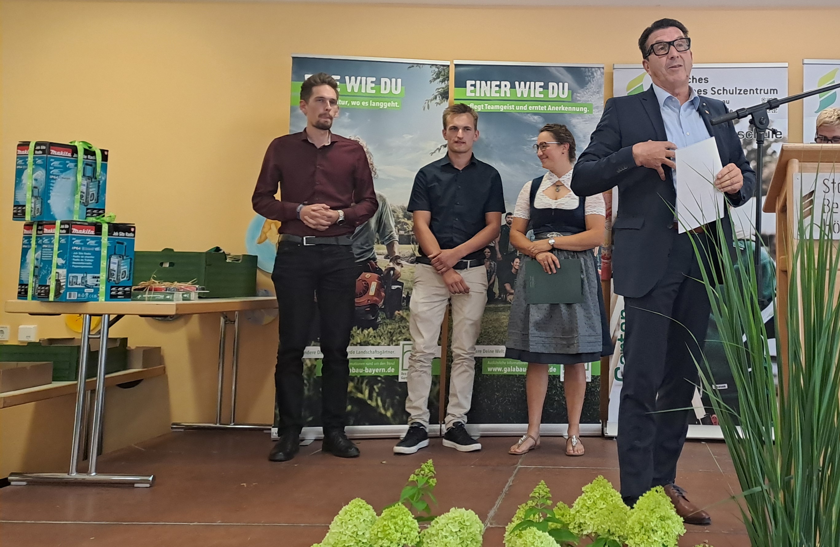 V.l.: Simon Meyr, Felix Kanefzky und Emilia Strobel erzielten die besten Noten in den Abschlussprüfungen des Garten- und Landschaftsbaus in Schwaben. Hierfür wurden sie von Josef Bullinger, Regionalvorsitzender Schwaben des VGL Bayern, ausgezeichnet.