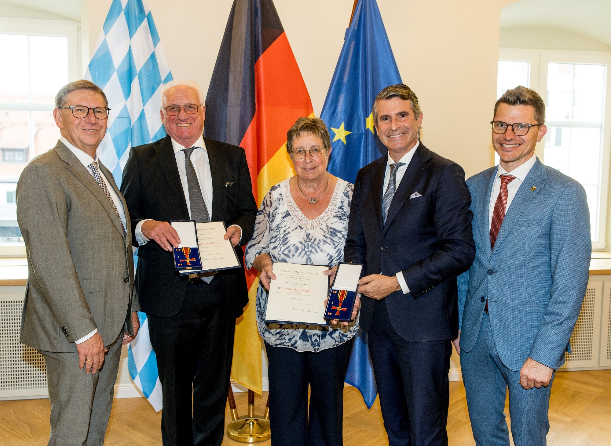 Bei der Auszeichnung in Kempten v.l.n.r.: Landrat Stefan Rößle, die geehrten Helmut Beyschlag und Monika Stöcklein, Staatsminister Eric Beißwenger und Oberbürgermeister David Wittner.