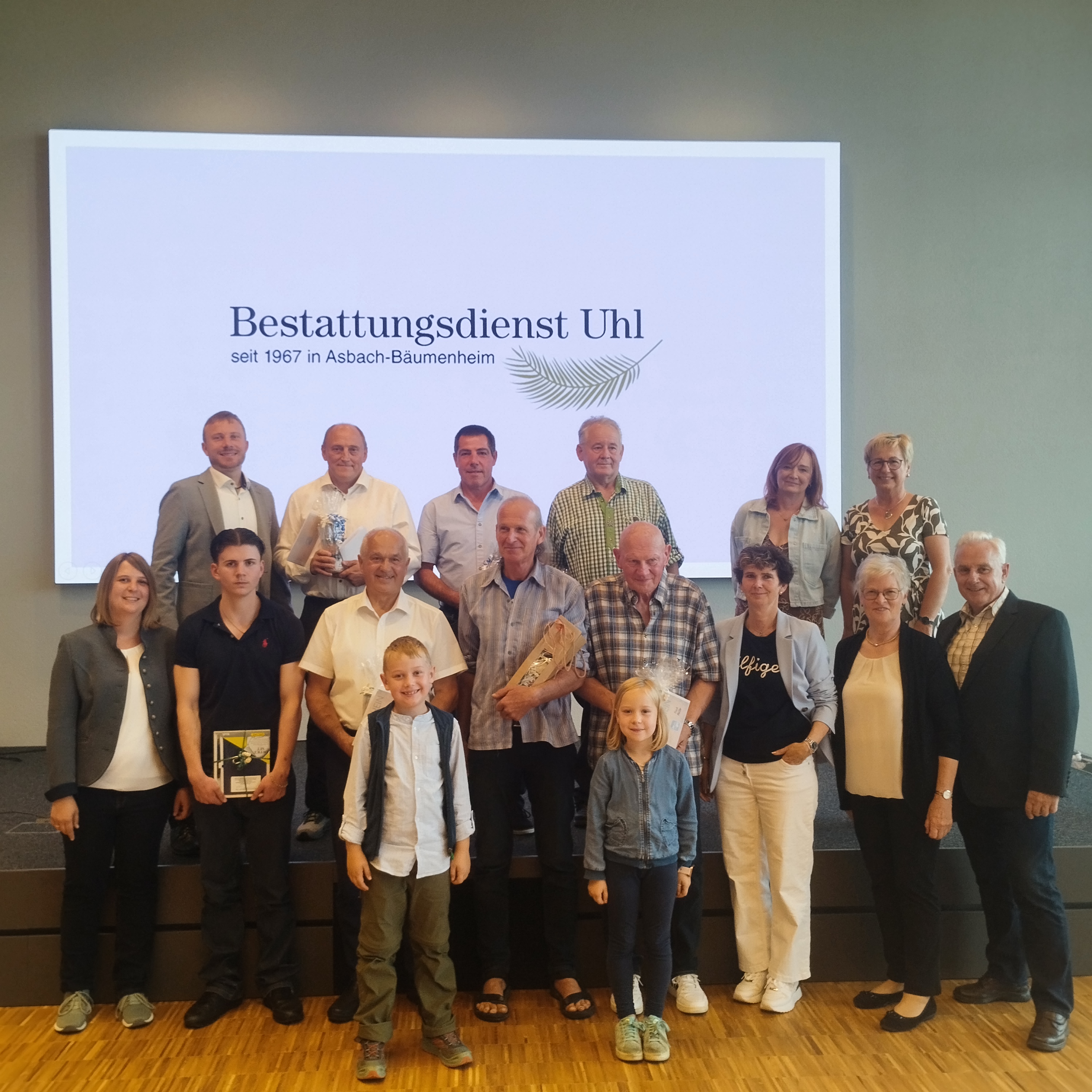 Auf dem Bild zu sehen (Hintere Reihe v.l.n.r.): Mathias Uhl, Lothar Schichl, Christian Scheller, Georg Seel, Zofia Wilmann, Bernadette Reicherzer. (Vordere Reihe v.l.n.r.): Bianca Uhl, Paul Wiedemann (Azubi), Andreas Haupt, Gerhard Apfelbaum, Erich Müller, Marliese Müller, Dorothea und Albert Uhl.