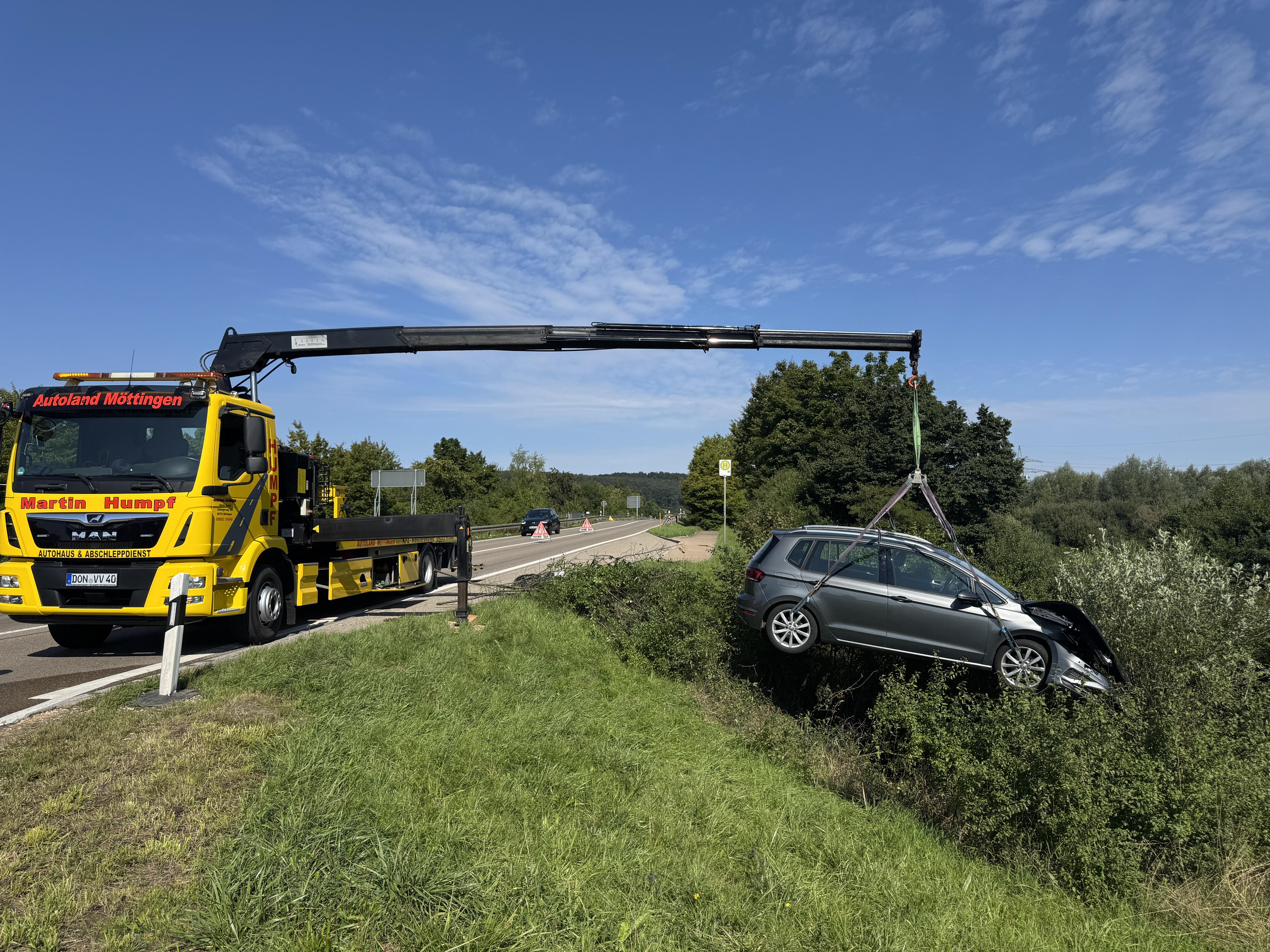 Für die Bergung des Fahrzeugs, das schwer zugänglich im dichten Bewuchs lag, musste zunächst die Freiwillige Feuerwehr mit Motorsägen das Gelände freischneiden. Anschließend wurde der Pkw mithilfe eines Abschleppwagens mit Kran geborgen.