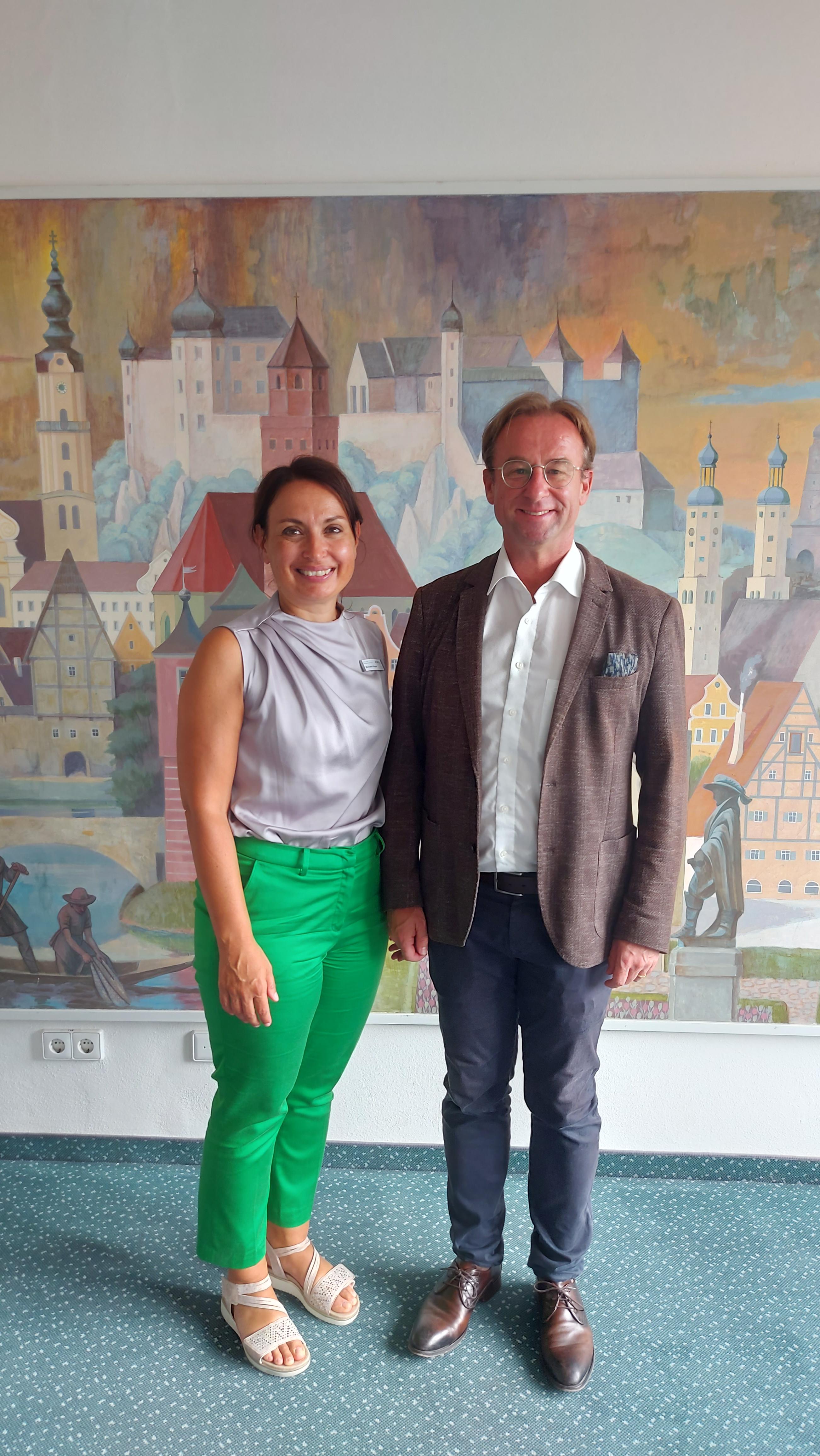 Unser Foto zeigt MdL Wolfgang Fackler mit AOK-Direktorin Michaela Kluger.