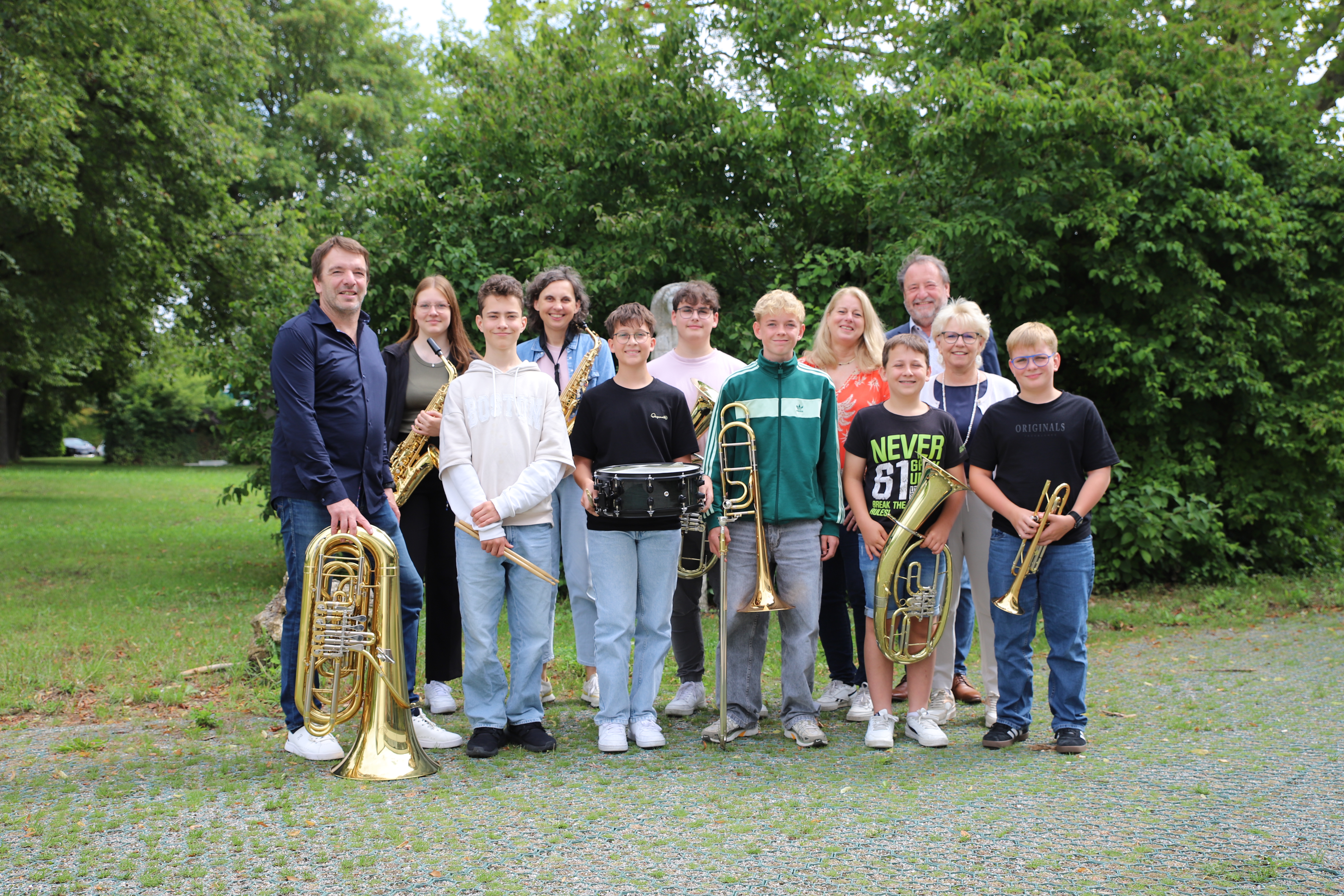 Mit viel Freude überreichen Isabell Klauser und Inge Ordemann vom Kiwanis-Club Donauwörth die Spende an Schulleiter Wolfgang Mühldorfer, die Musiklehrer Farina und Eduard Mayrshofer sowie die jungen Talente des Schulorchesters der Realschule Heilig Kreuz.