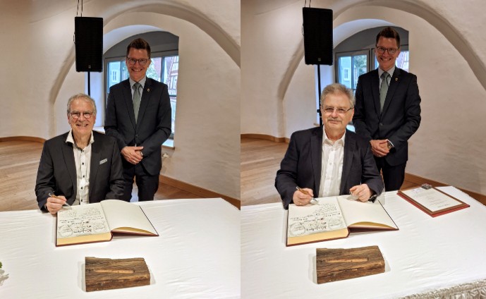Klaus Ortler (linkes Bild) und Udo Knauer trugen sich im Beisein von Oberbürgermeister David Wittner in das Goldene Buch der Stadt Nördlingen ein.