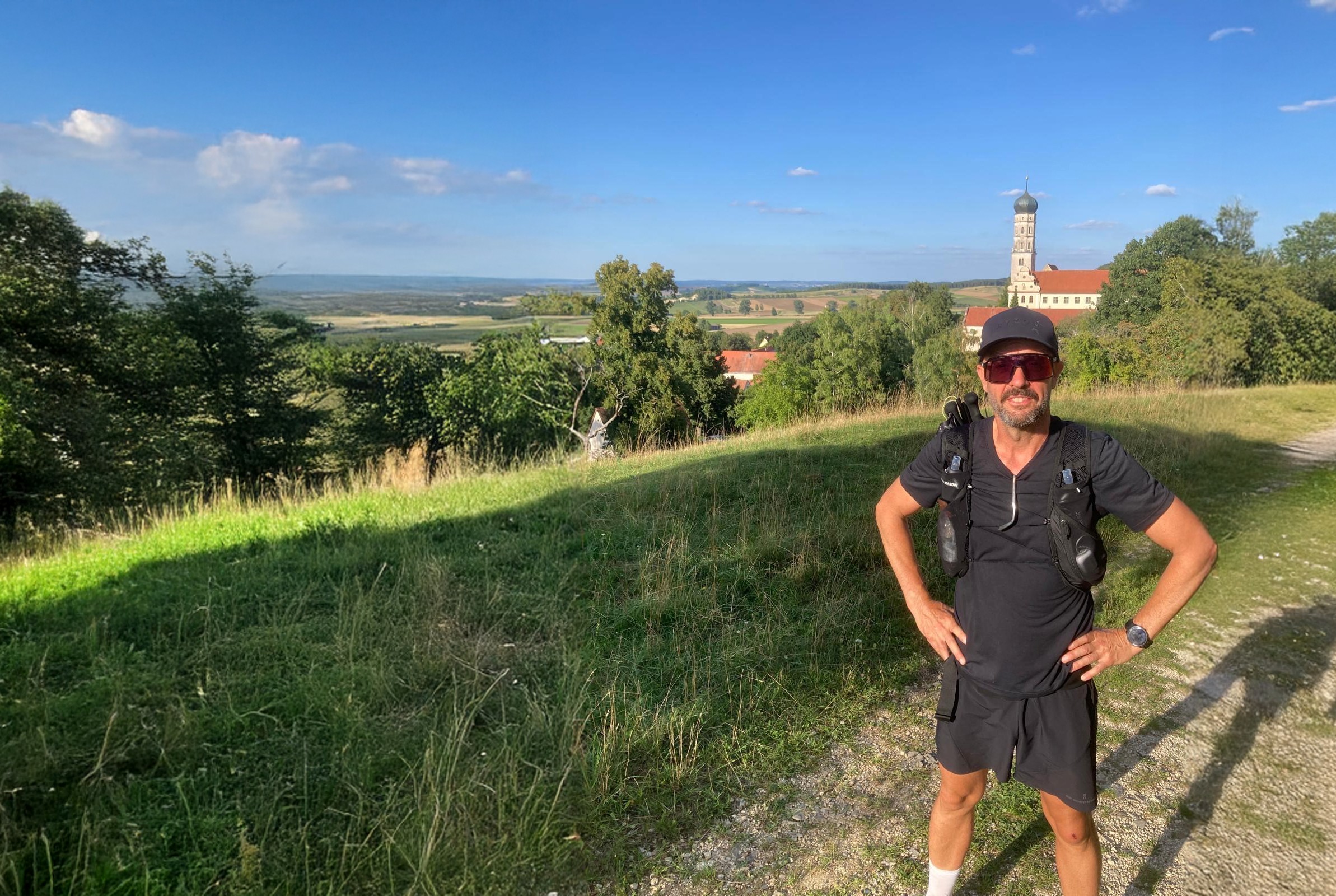 Martin Wagner, im Hintergrund das ehemalige KLoster in Mönchsdeggingen.