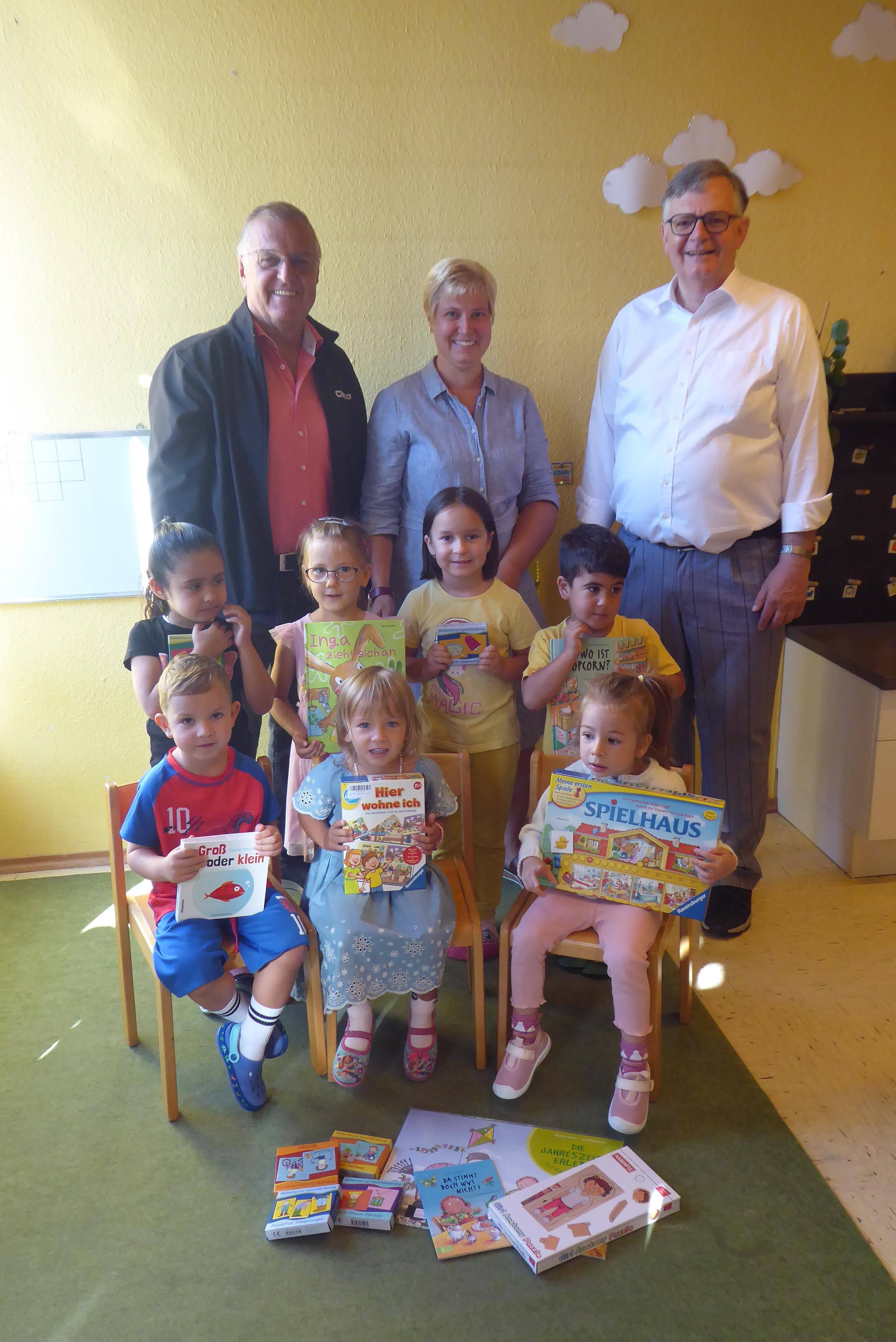Das Bild zeigt (von links) Josef Lechner (Kirchenpfleger St. Josef), Corinna Raml (Kitaleitung St. Josef), Paul W. Ritter (Vorsitzender des Stiftungsbeirats Margarete-Jaumann-Stftung) und vorne im Bild die Kindergartenkinder der KiTa St. Josef.