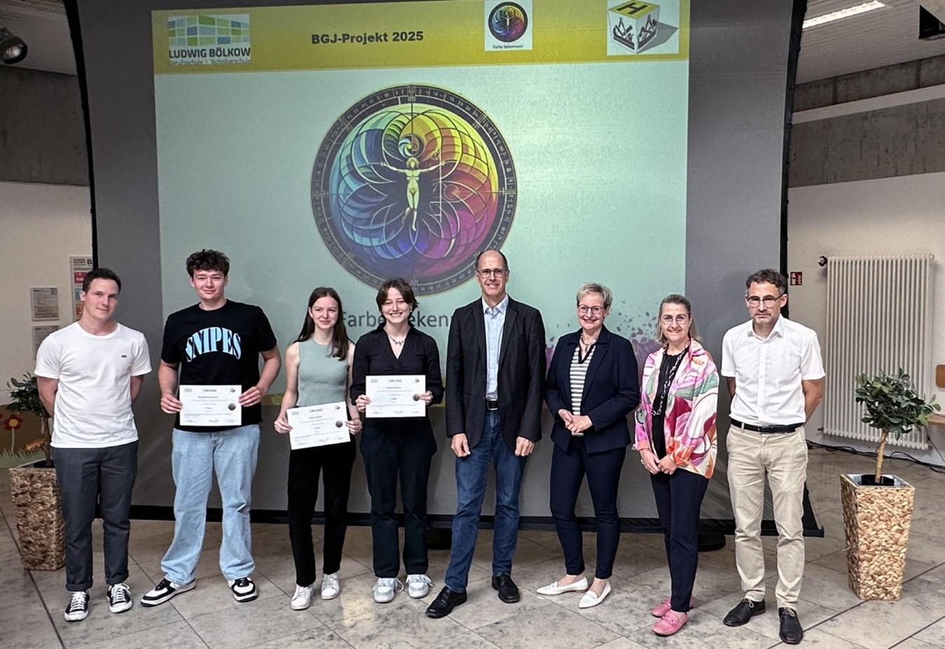 Mitwirkende des BGJ-Projekts und Preisträger (von links): Marcel Reimers (Projektleiter), Benedikt Zimmermann (3.Preis), Marina Kränzle (2.Preis), Seraphina Söhner (1.Preis), Erwin Gufler (Innungsobermeister), Stefanie Saam (VR-Banken), Anja Behnke (Schulleiterin), Christian Böck (Projektleiter).