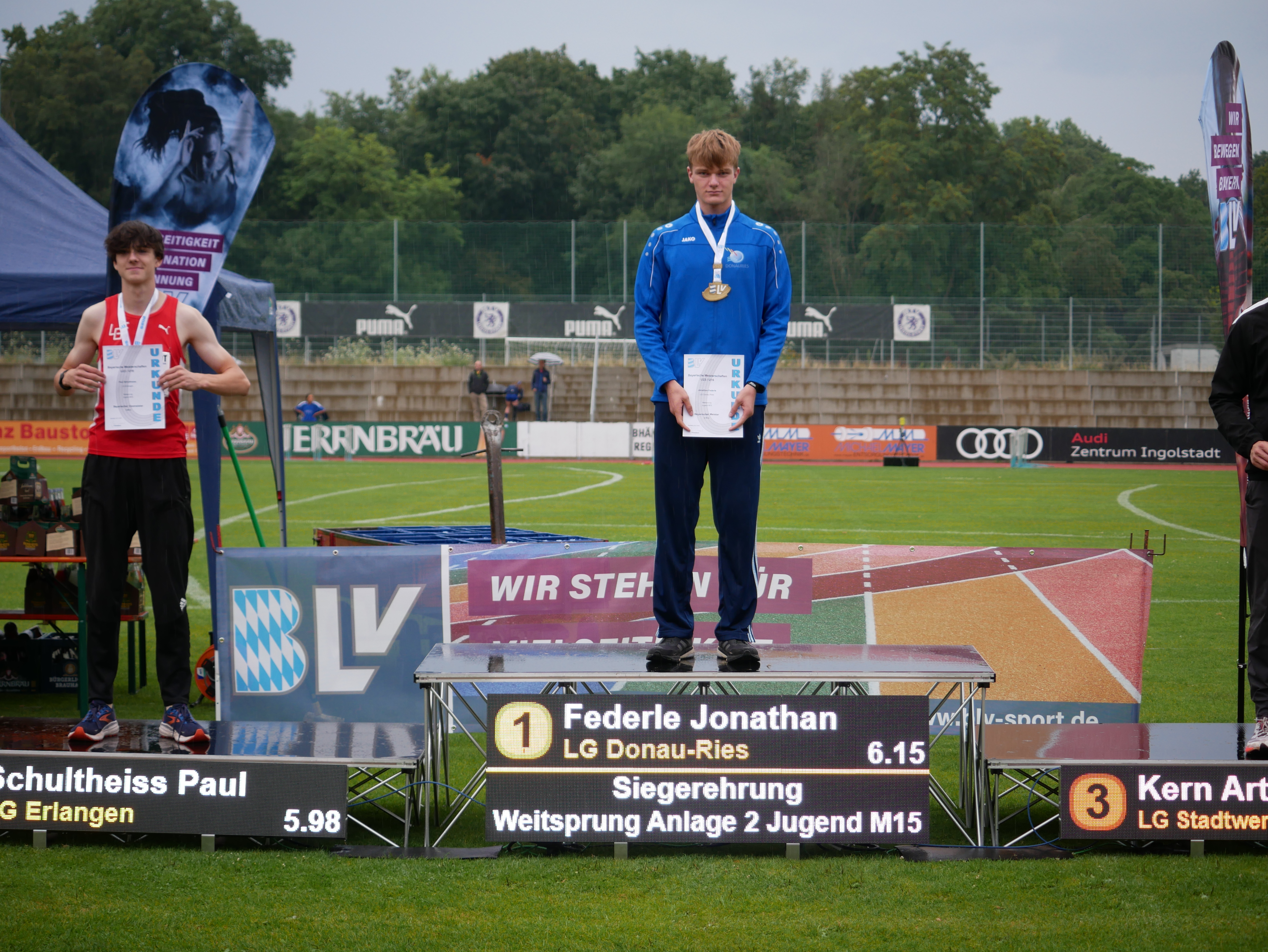 Siegerehrung nach dem Weitsprungwettbewerb. Jonathan Federle vom TSV Rain sicherte sich den ersten Platz.