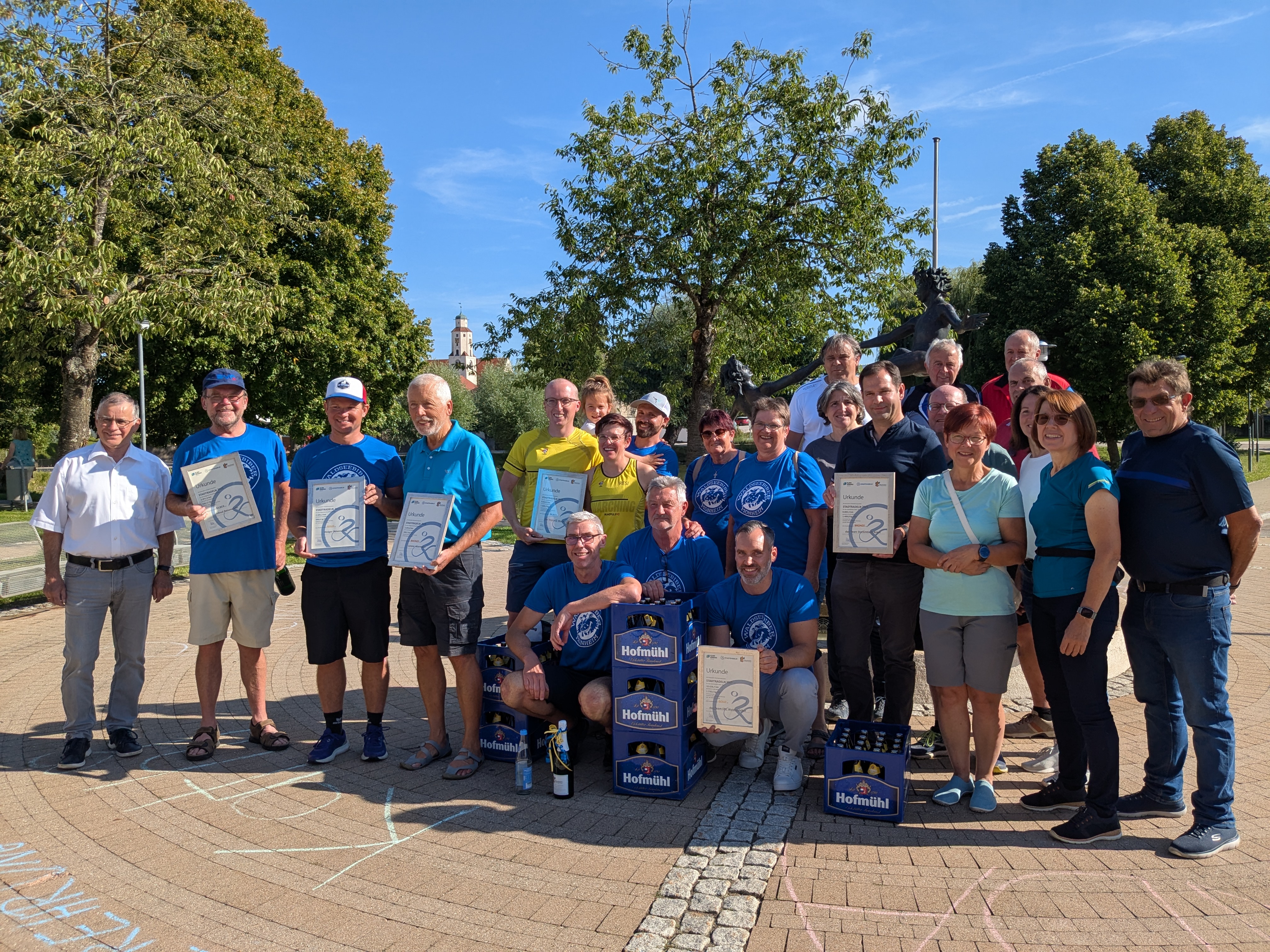Siegerfoto Stadtradeln Monheim 2025 mit Bürgermeister Günther Pfefferer, den drei Sieger-Teams sowie den drei besten Einzel-Radlern.