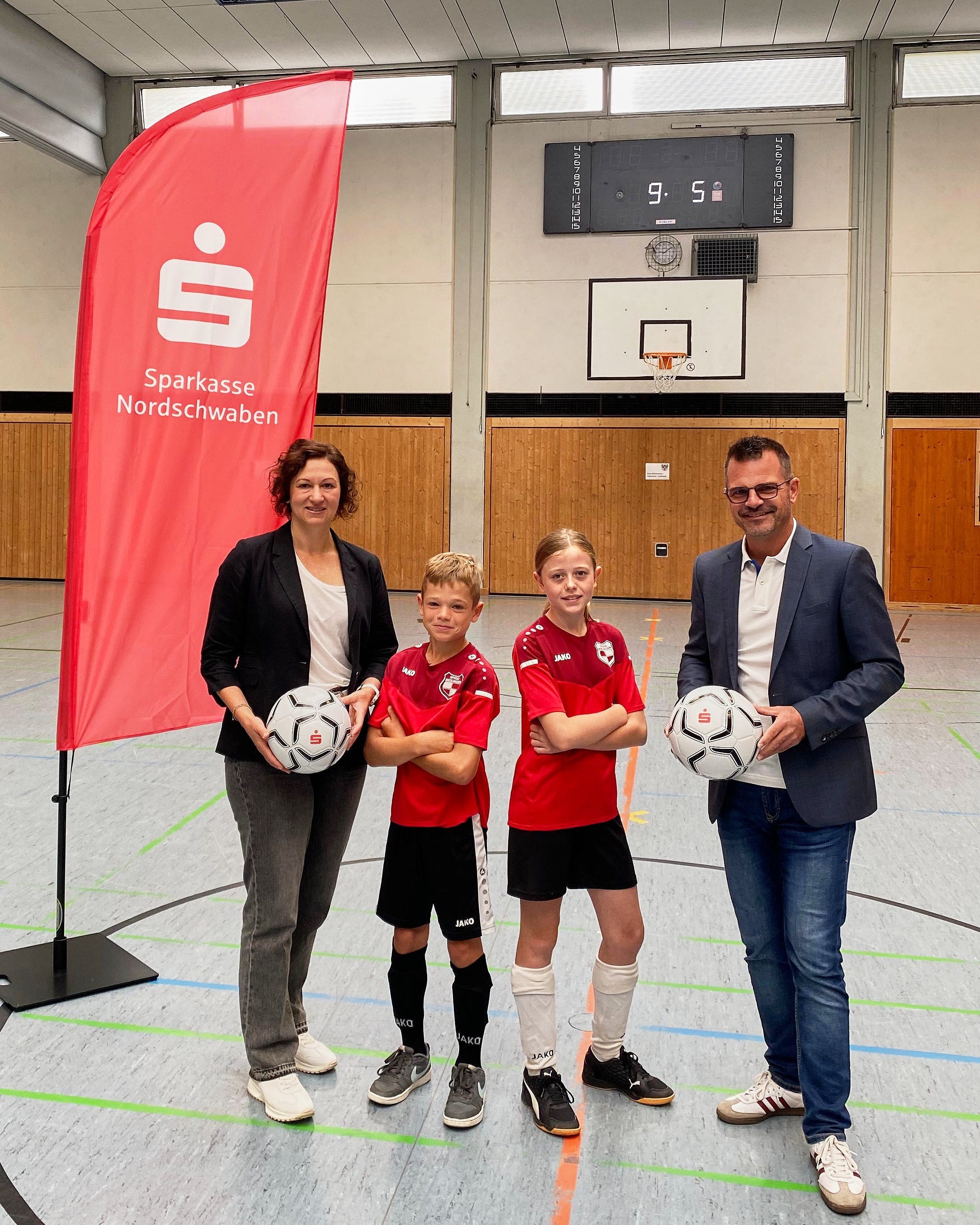 Auf dem Bild zu sehen: Kathrin Schön, Marktbereichsleiterin der Sparkasse Nordschwaben und Jürgen Sorré, Oberbürgermeister der Stadt Donauwörth, gemein mit zwei Teilnehmer*innen.