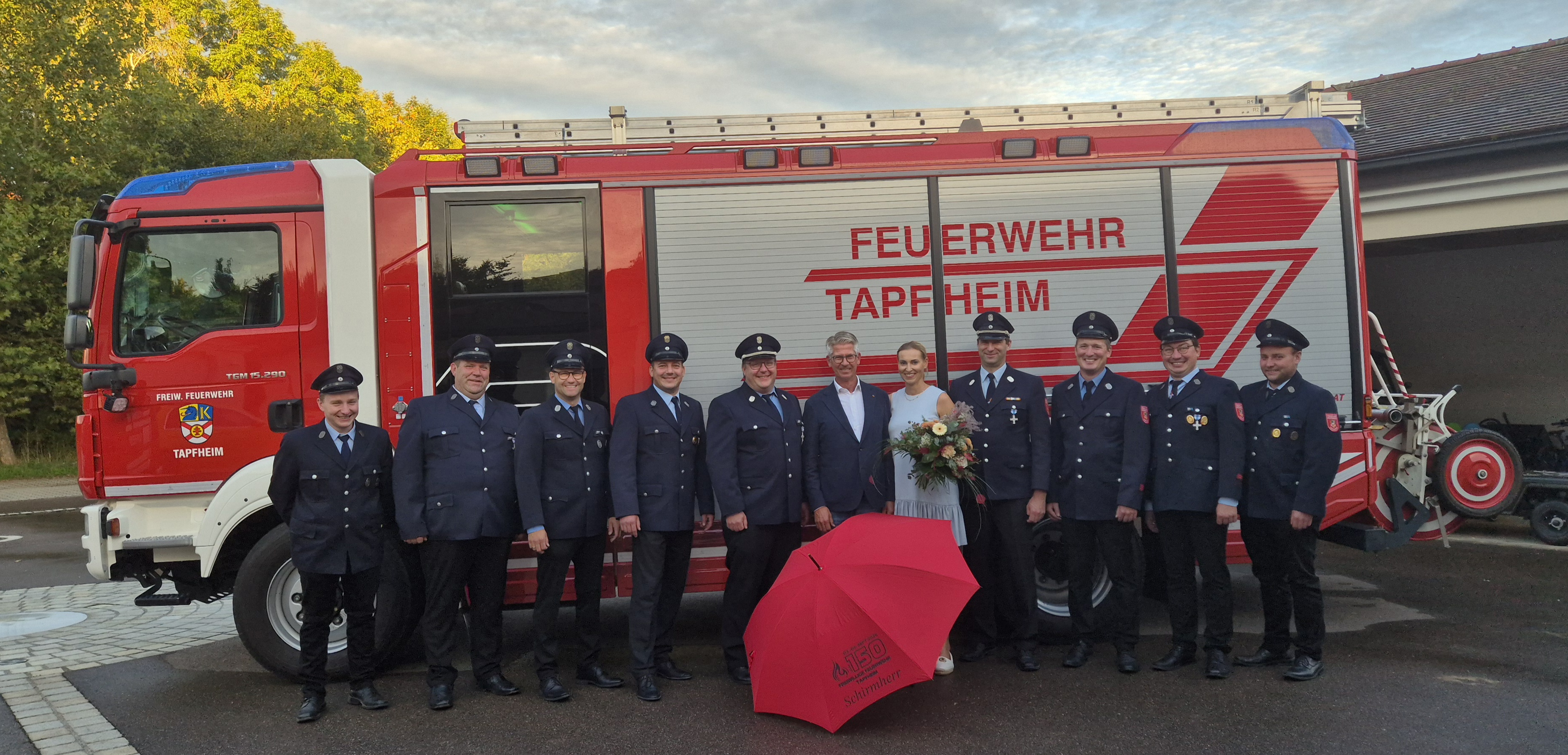 Die Freiwillige Feuerwehr Tapfheim mit ihrem neuen Schirmherren Rudy Kimmerle (M.).