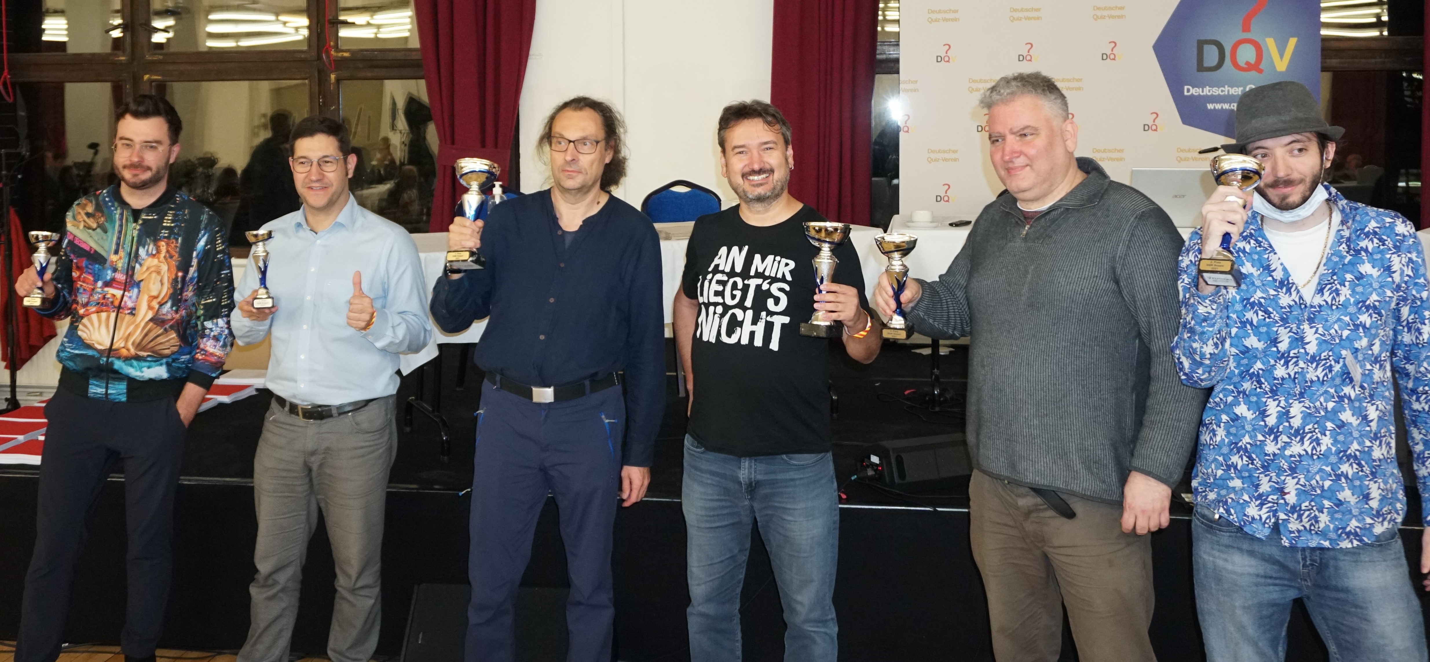 Bei der Deutsche Quizmeisterschaft 2021 im Doppel konnte Christoph Paninka (3.v.r.) mit Doppelpartner Martin Ehrl  auch drei aus der ARD-Quizshow Gefragt - Gejagt bekannte „Jäger“ schlagen.