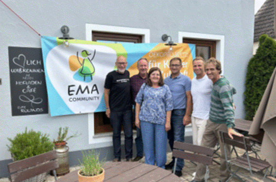 Vor dem Biohof-Café mit Gästen aus Bosnien.
