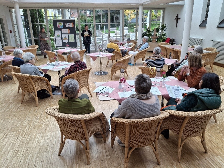 Beim gemeinsamen Mittagstisch im Tagescafé „Atrium“ genossen die Teilnehmenden nach einem interessanten Impulsvortrag zu Ernährung und Bewegung ein leckeres Menü und gute Gespräche.