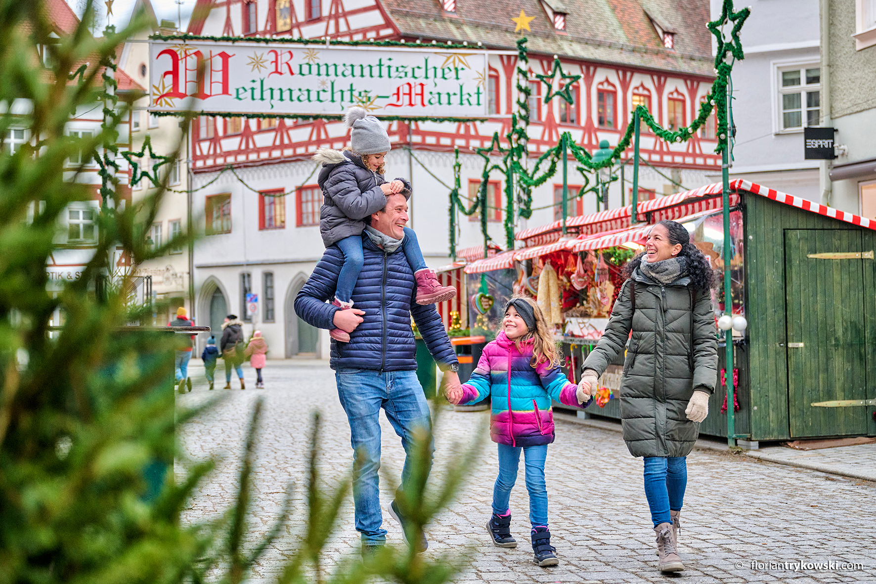 Eine Familie auf dem Weihnachtsmarkt