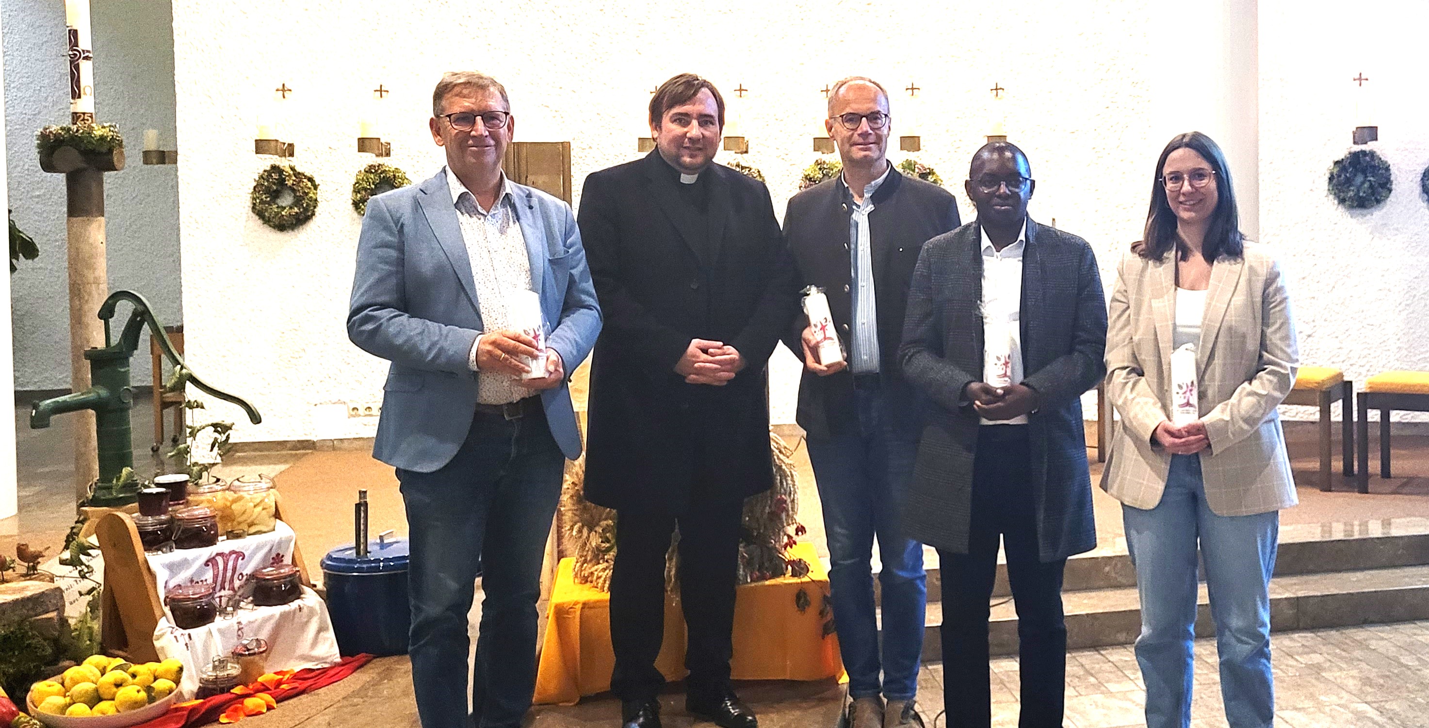 V.l.n.r.: Landrat Stefan Rößle, Pfarrer Markus Lidel, Martin Stumpf, Kaplan Jerome Muyunga, Marina Lesiak-Kienmoser