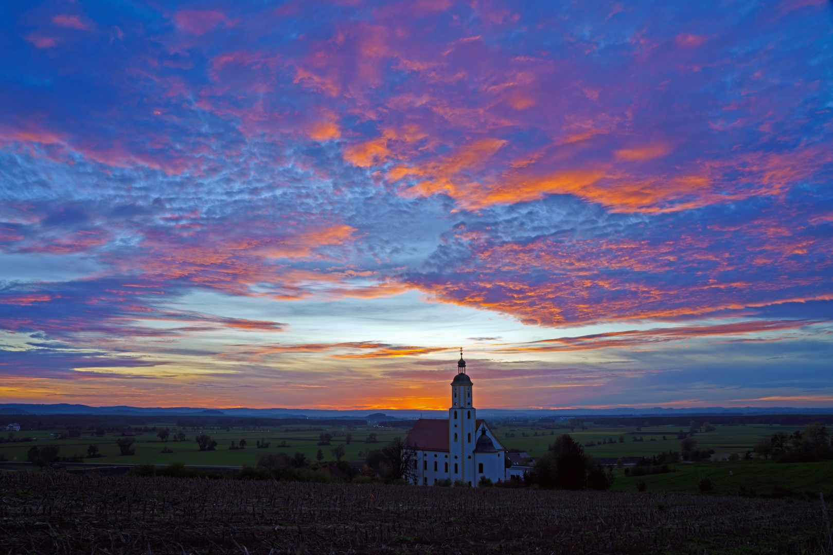 Sonnenuntergang mit der Wemdinger Wallfahrtsbasilika