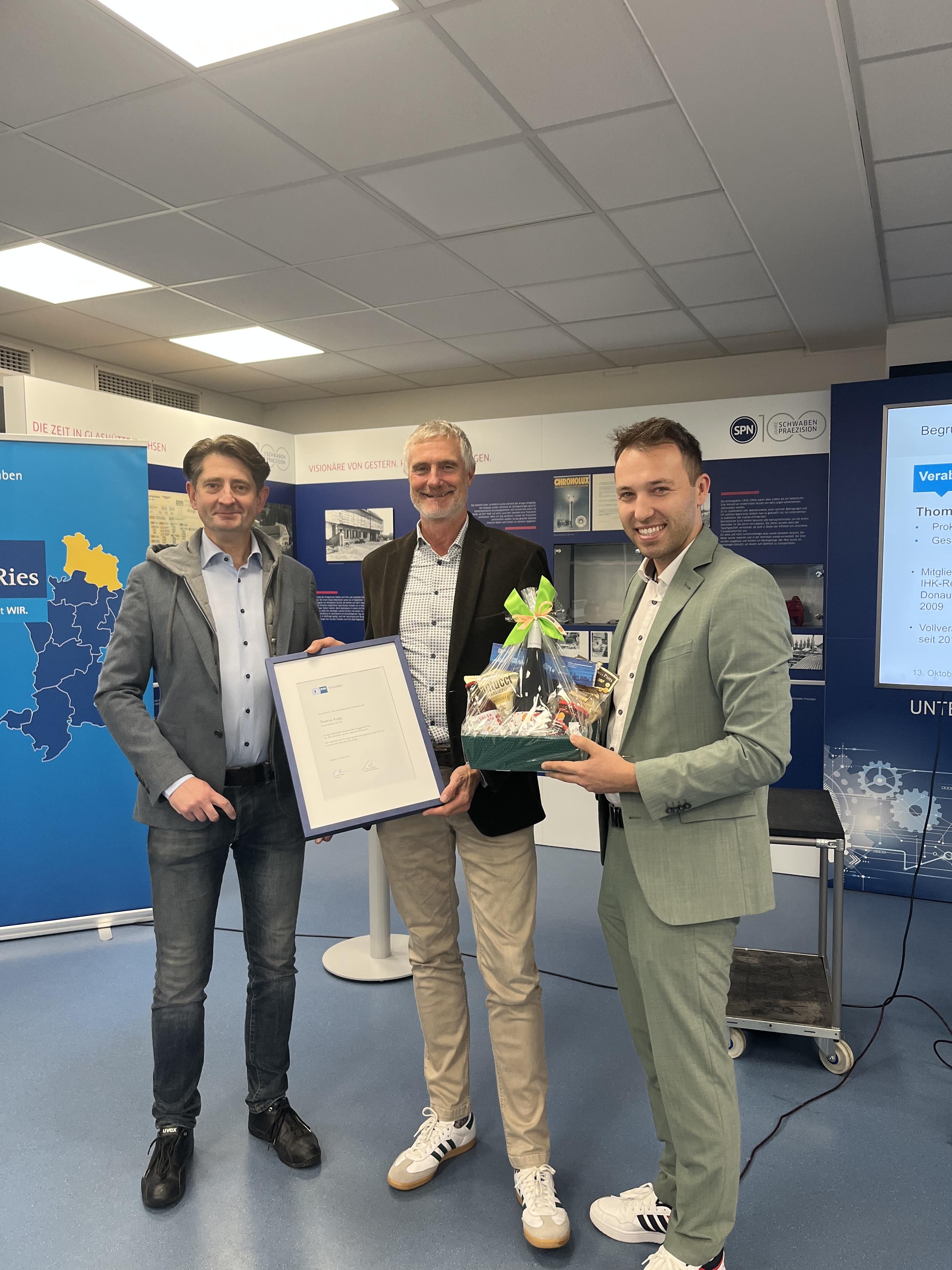 Von links: Andreas Dirr (IHK Regionalvorsitzender Donau-Ries), Thomas Kopp (Hama GmbH), Matthias Hausmann (IHK Regionalgeschäftsführer)