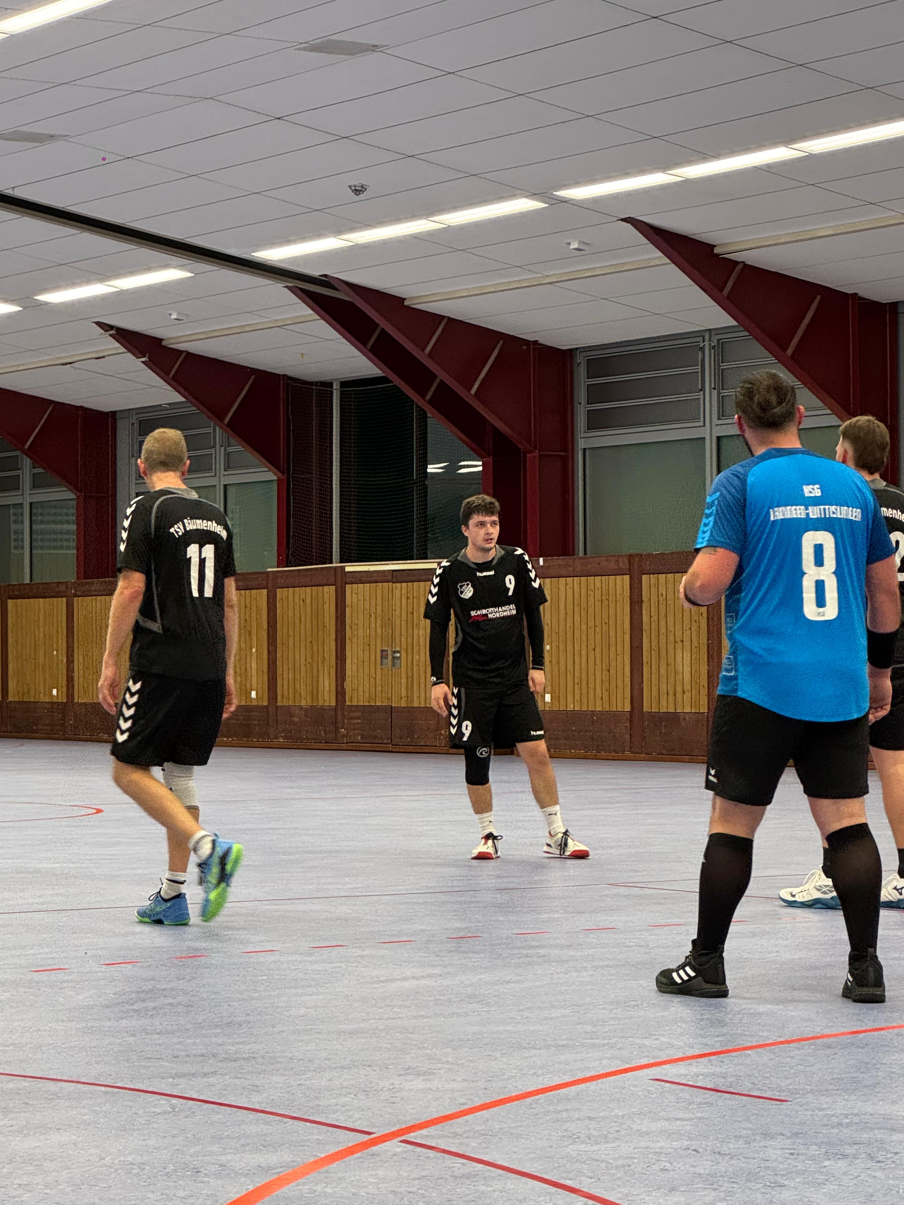 Tobias Helbing (Nr. 9) erzielte zwei Tore bei der Niederlage der Herren II gegen die HSG Lauingen-Wittislingen II.