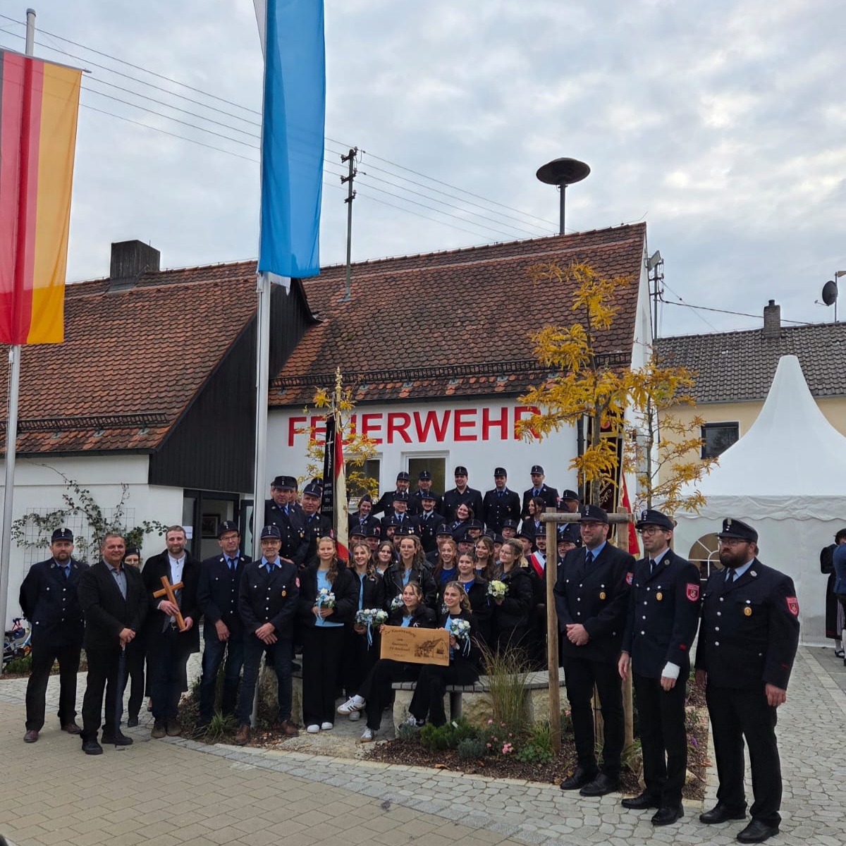 Die FFW Oppertshofen freut sich über das neu renovierte Feuerwehrhaus sowie ein erfolgreiches Patenbitten.