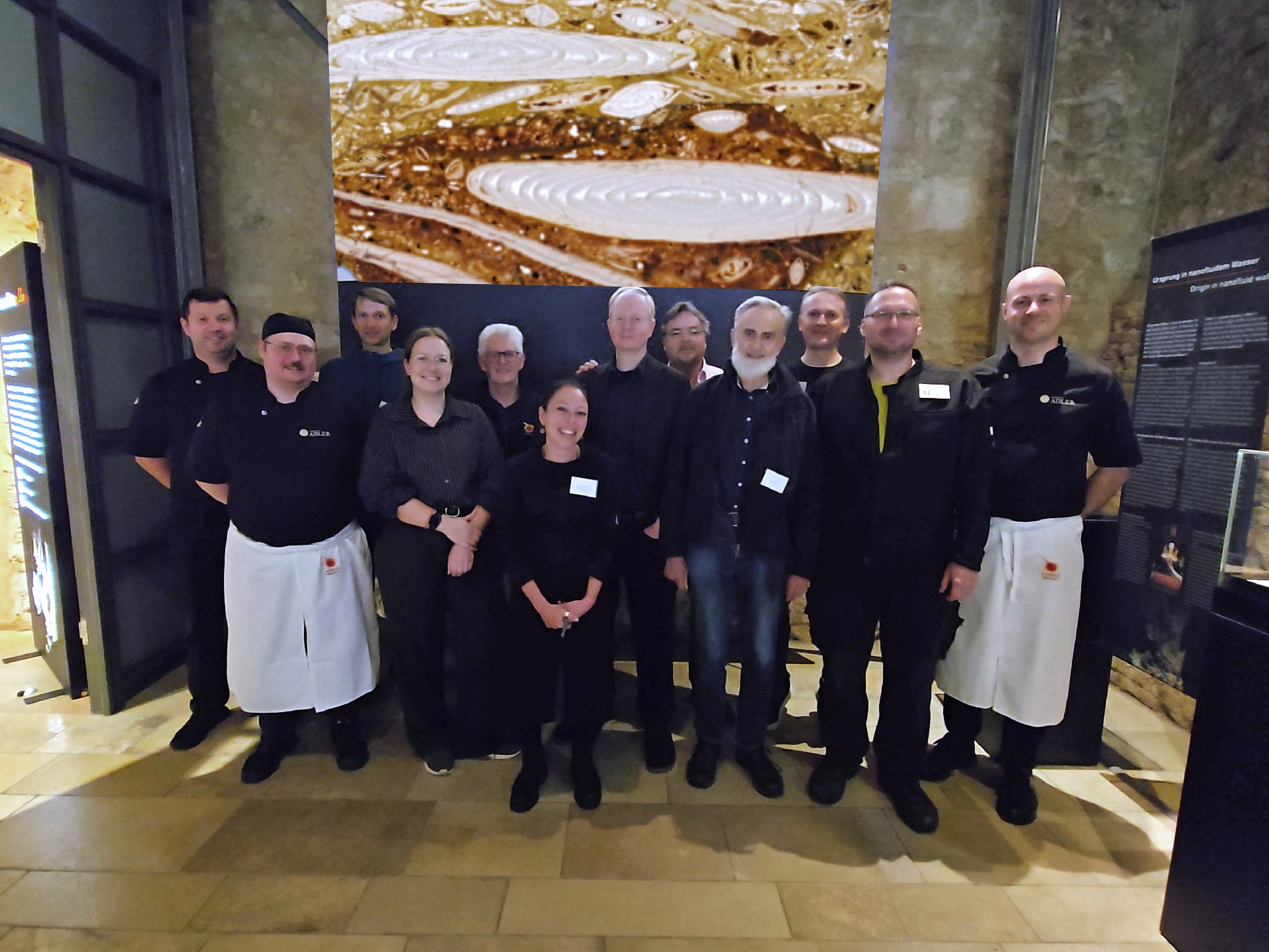 Das Bild zeigt (von links): Michael Janku und Alexander Herdmann (Landgasthof Adler), Dr. Christoph Burkhardt (MPI for Solar System Research), Anna Mareis und Günther Zwerger (Geopark Ries), Karin Heck und PD Dr. Frank Trixler (RKM), Dr. Oliver Sachs, Karl Wimmer und Thomas Kurz (Freunde des RiesKraterMuseums e.V.), Roland Schumacher (RKM), Volker Wörle (Landgasthof Adler).