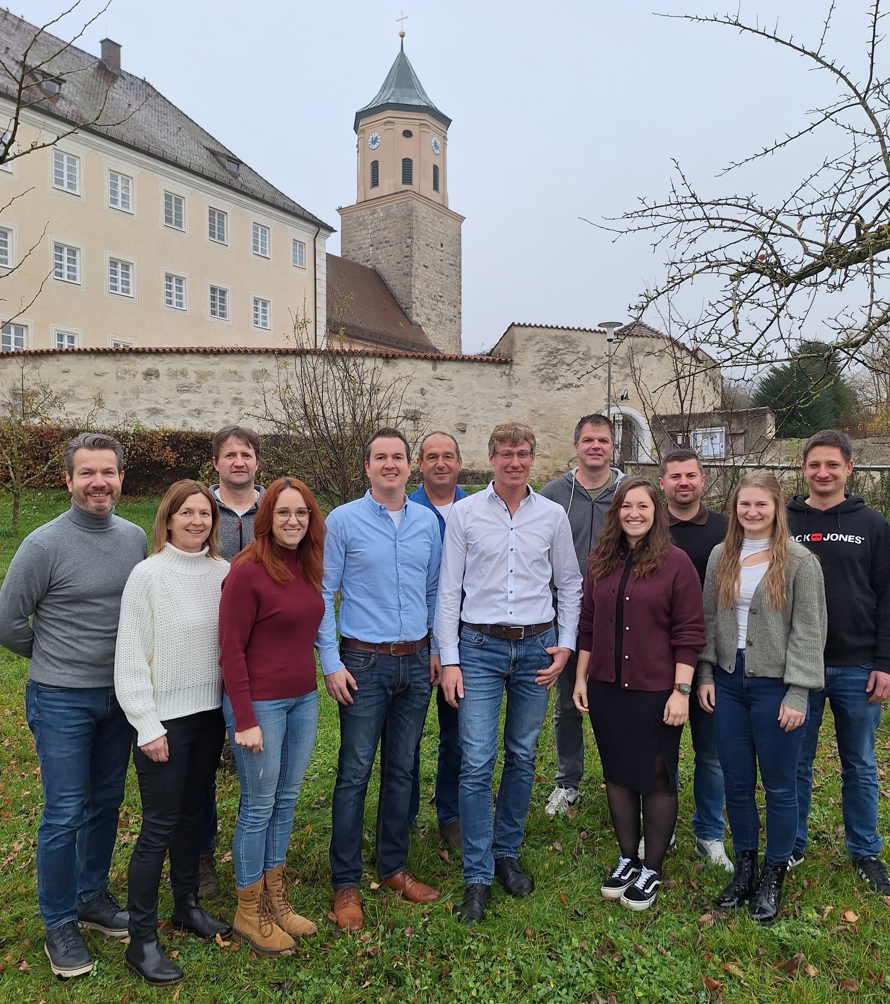 Die UWG-Liste für die Gemeinderatswahl 2026 von links nach rechts: Jürgen Schwertberger, Barbara Schneider, Johannes Schneider, Daniela Ferner, Daniel Probst, Volker Bobinger, Roland Naß, Markus Graf, Tabea Maier, Christian Lindig, Nadja Hönle, Florian Lautenschlager