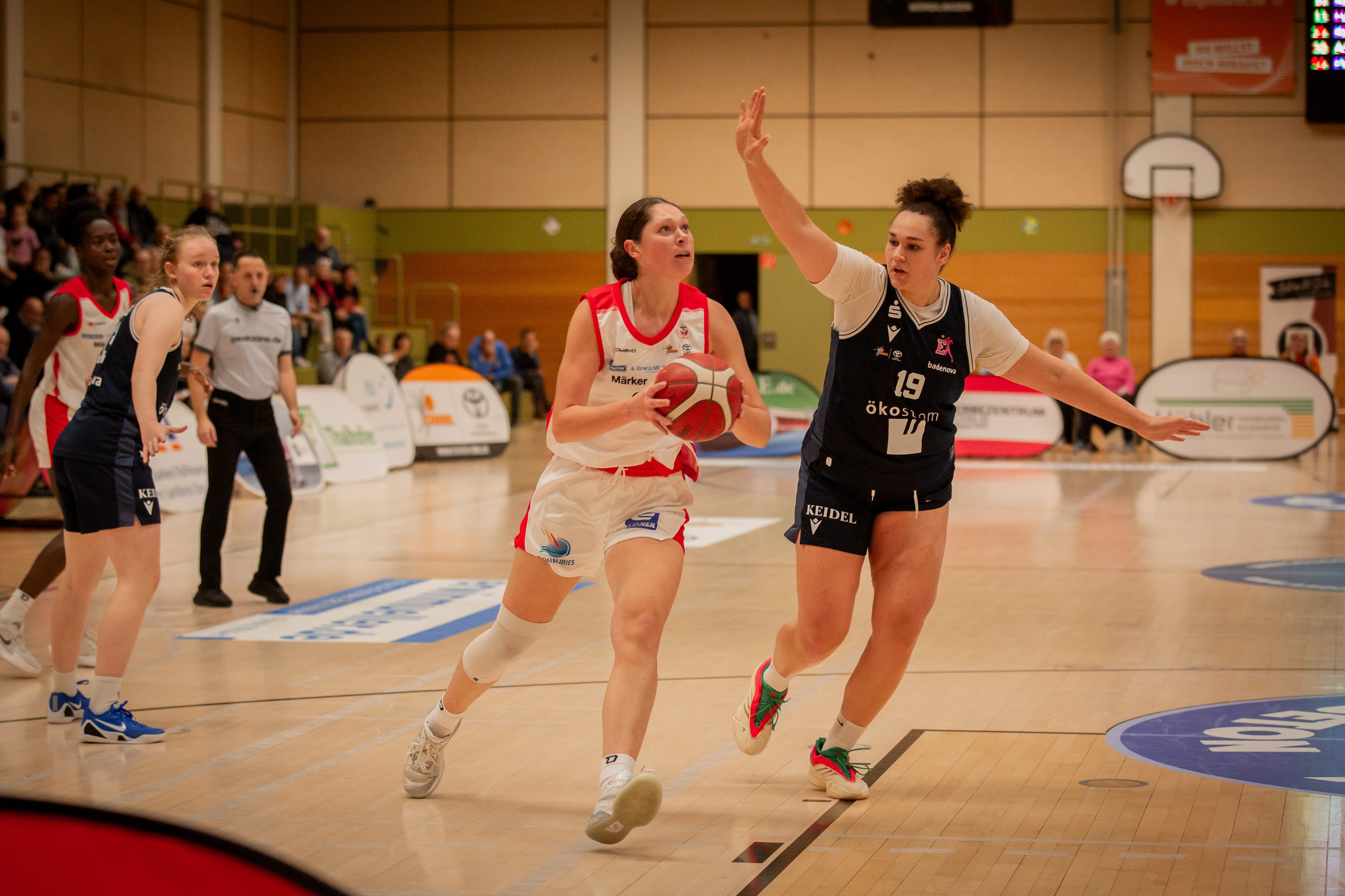 Natalie Kucowski (weißes Trikot) gelang ein Double-Double für die Angels.